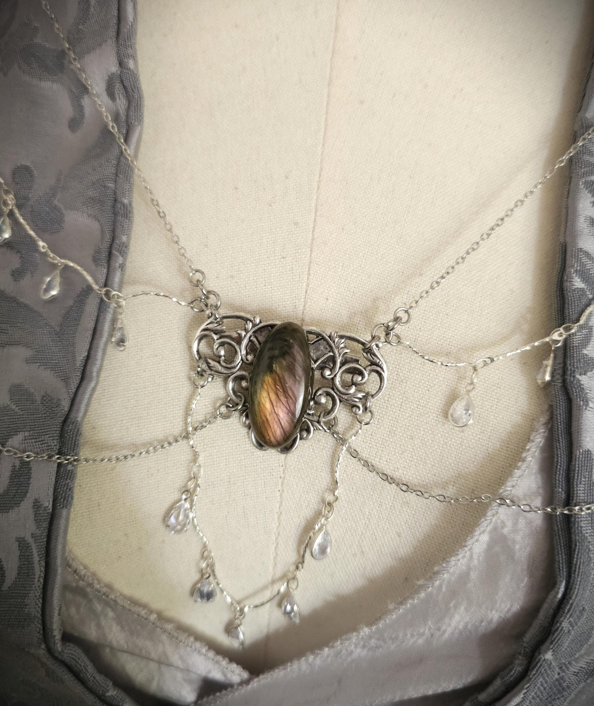 Labradorit Broschenkette ~ Fantasy Ausschnittschmuck mit Kristallketten~ Cape Chain ~