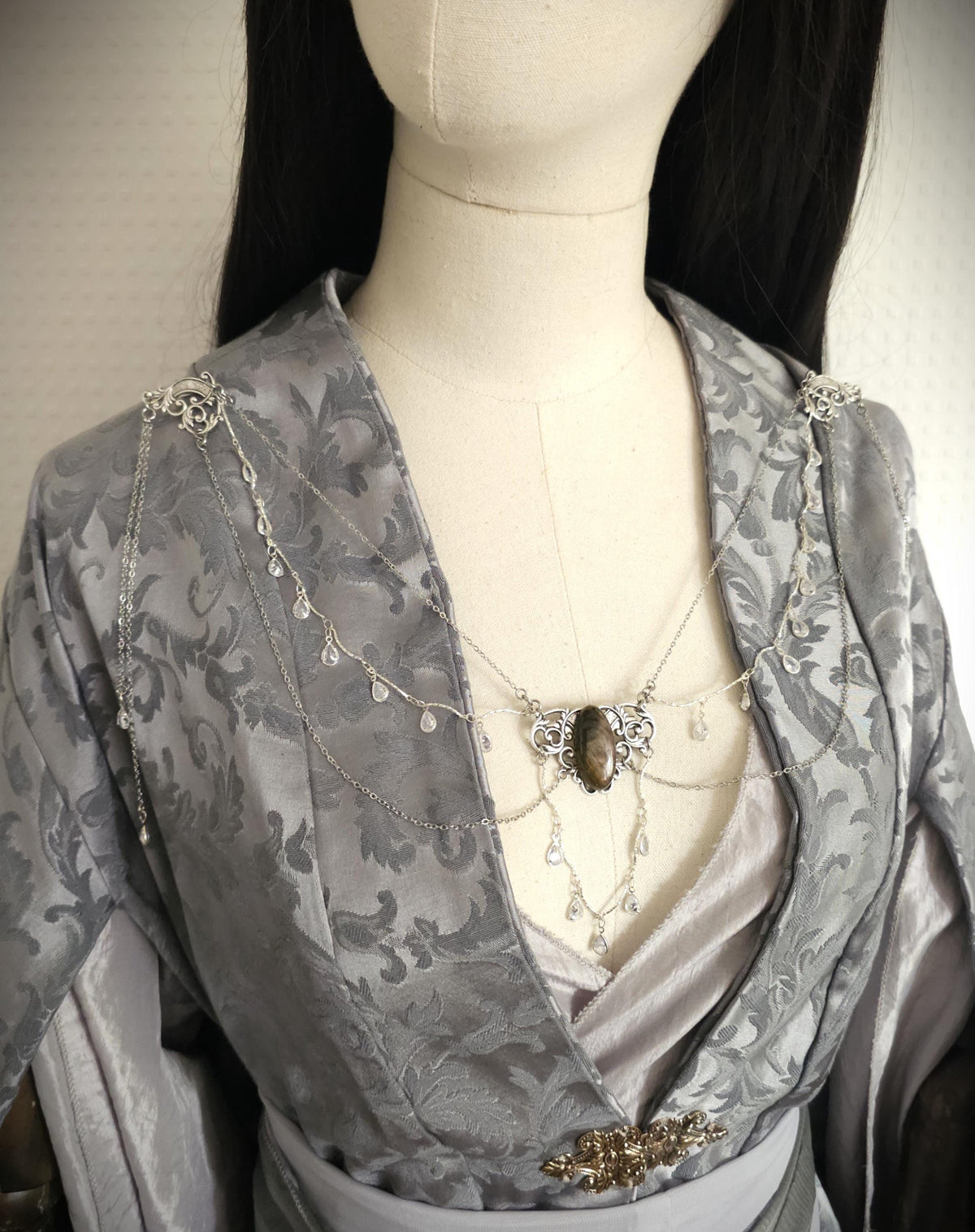 Labradorit Broschenkette ~ Fantasy Ausschnittschmuck mit Kristallketten~ Cape Chain ~