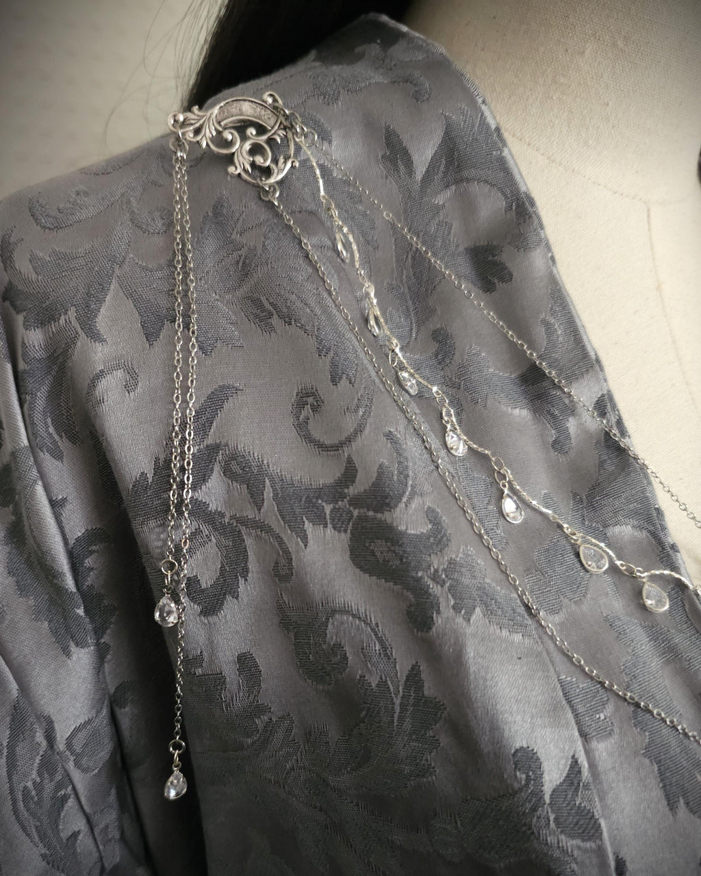 Labradorit Broschenkette ~ Fantasy Ausschnittschmuck mit Kristallketten~ Cape Chain ~