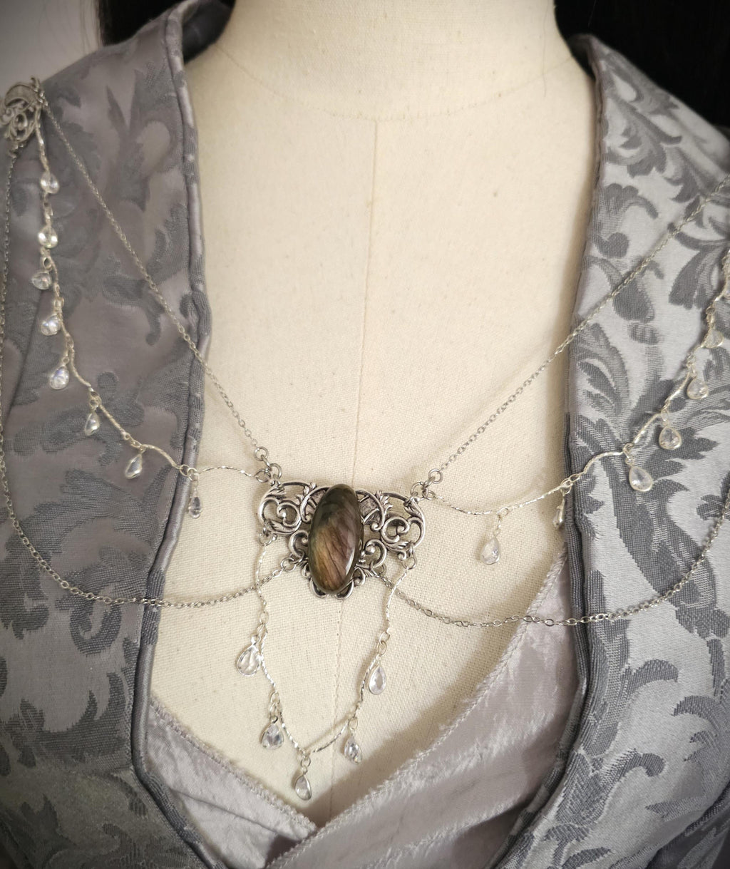 Labradorit Broschenkette ~ Fantasy Ausschnittschmuck mit Kristallketten~ Cape Chain ~