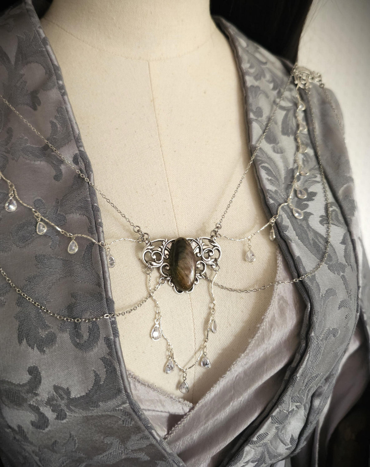 Labradorit Broschenkette ~ Fantasy Ausschnittschmuck mit Kristallketten~ Cape Chain ~