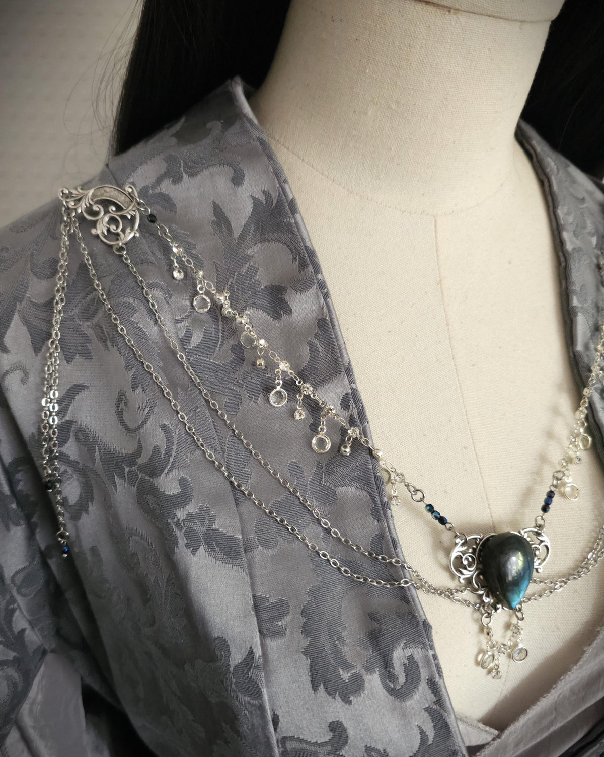 Labradorit Broschenkette ~ Fantasy Ausschnittschmuck Art Nouveau Elementen ~ Cape Chain ~ Celestial Jewelry
