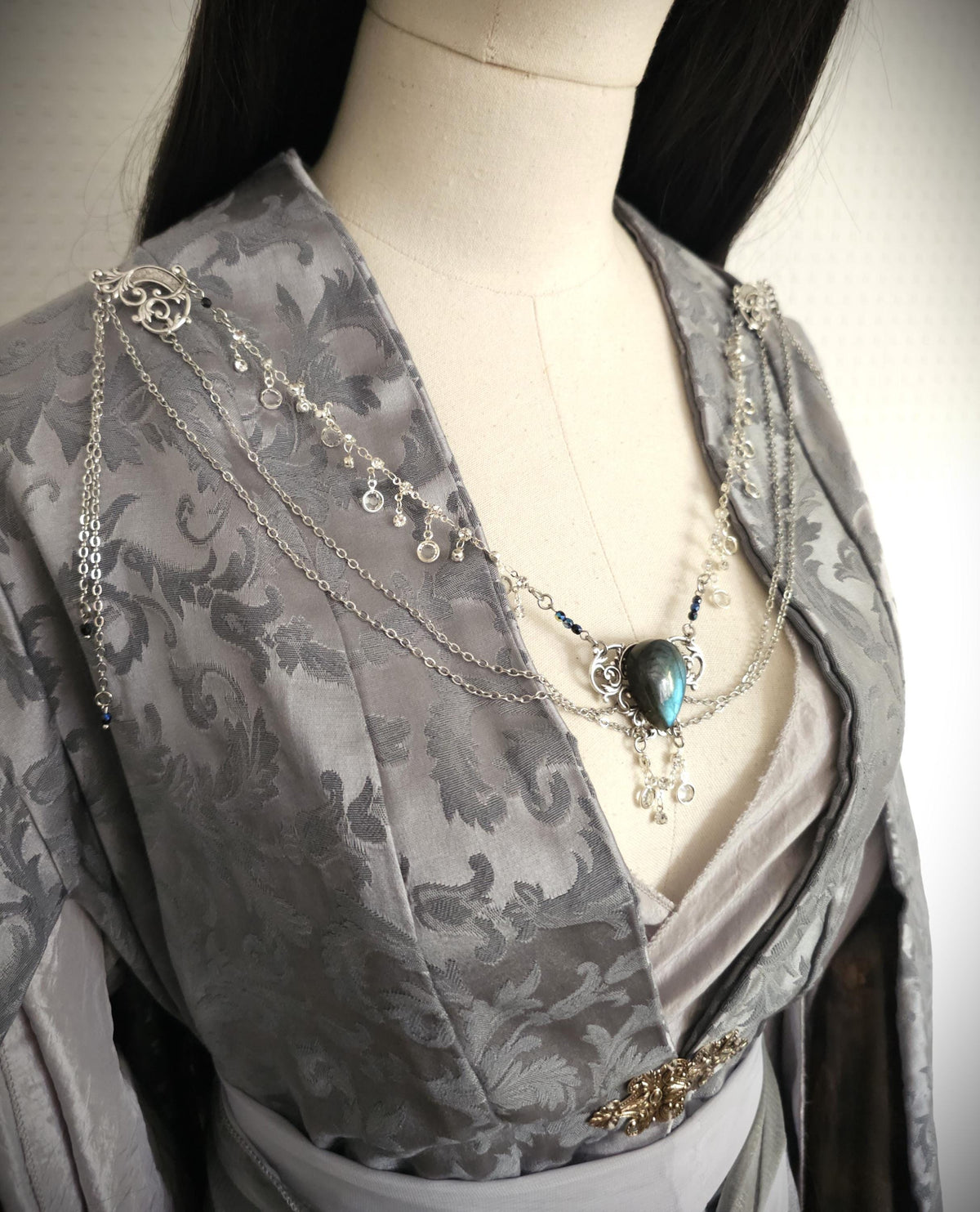 Labradorit Broschenkette ~ Fantasy Ausschnittschmuck Art Nouveau Elementen ~ Cape Chain ~ Celestial Jewelry