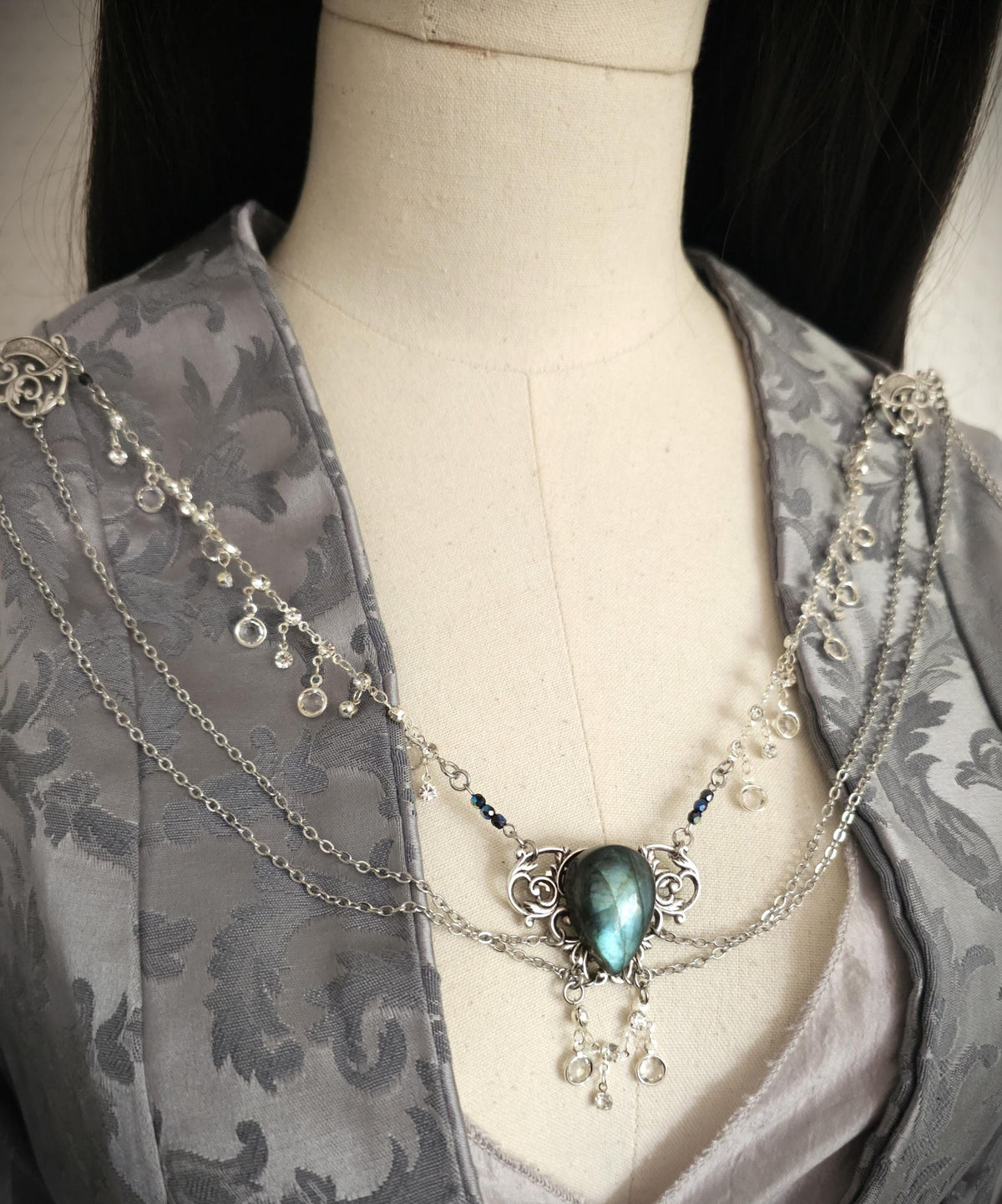 Labradorit Broschenkette ~ Fantasy Ausschnittschmuck Art Nouveau Elementen ~ Cape Chain ~ Celestial Jewelry