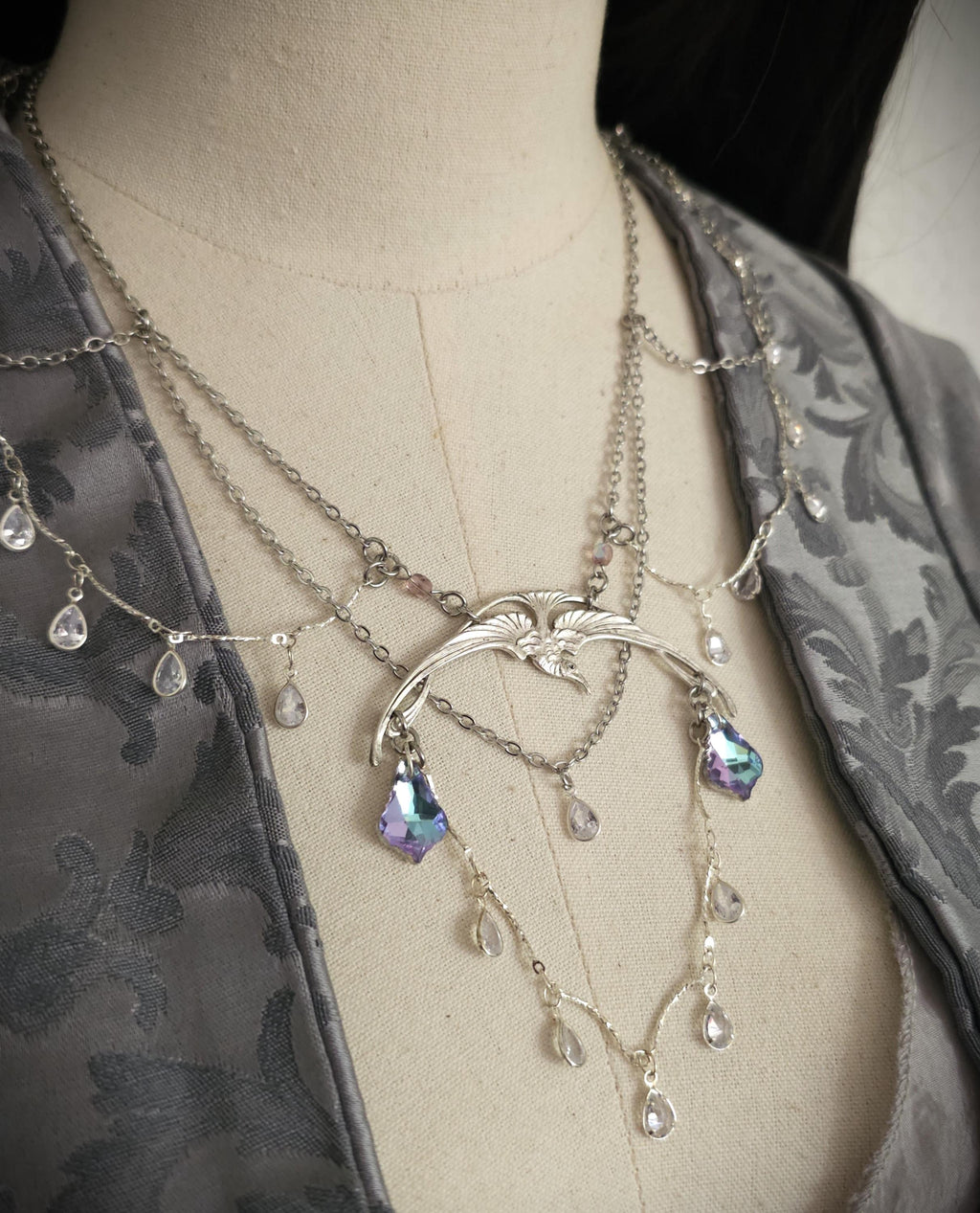 Halskette mit Swarovski Kristallen ~ Schmuck im Art Nouveau Stil ~ Gothic Accessoire ~ Größenverstellbar