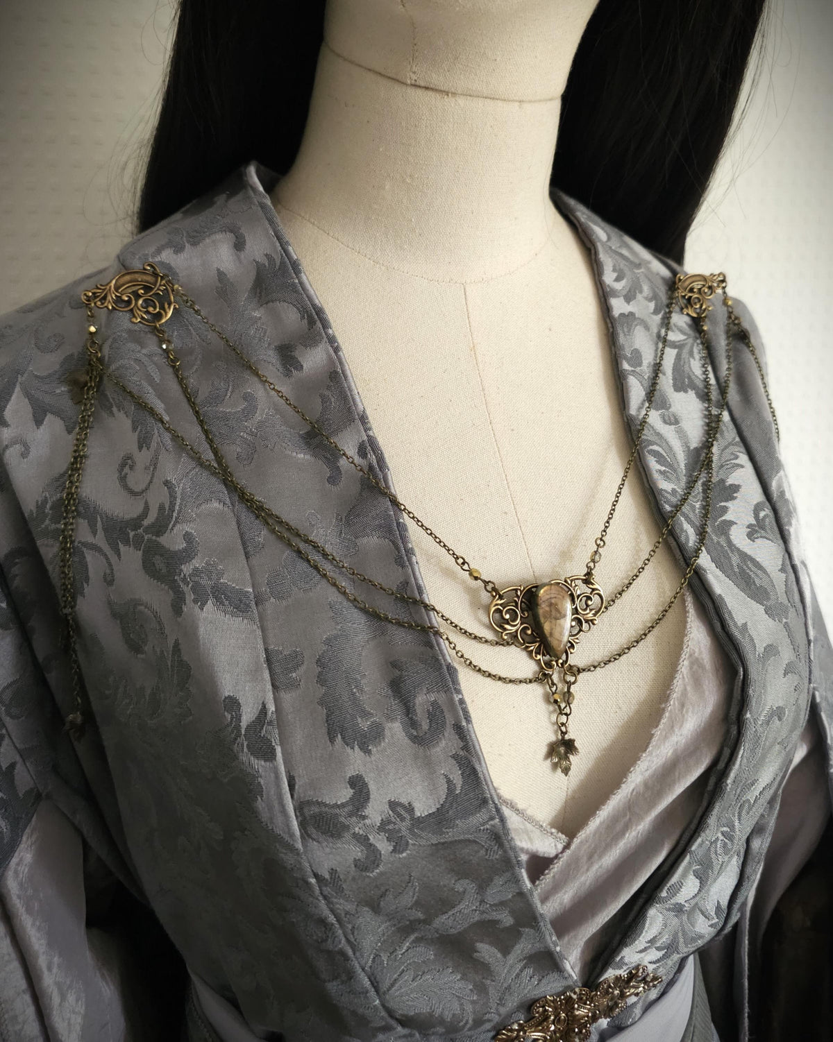 Labradorit Broschenkette ~ Fantasy Ausschnittschmuck mit Blättern ~ Cape Chain Bronze