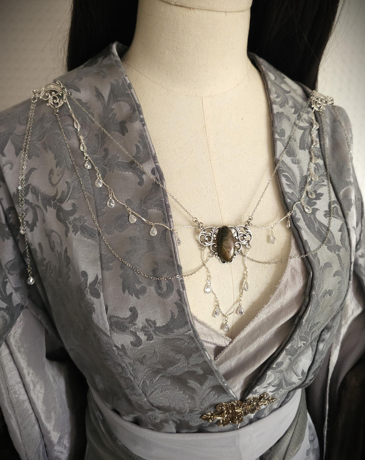 Labradorit Broschenkette ~ Fantasy Ausschnittschmuck mit Kristallketten~ Cape Chain ~