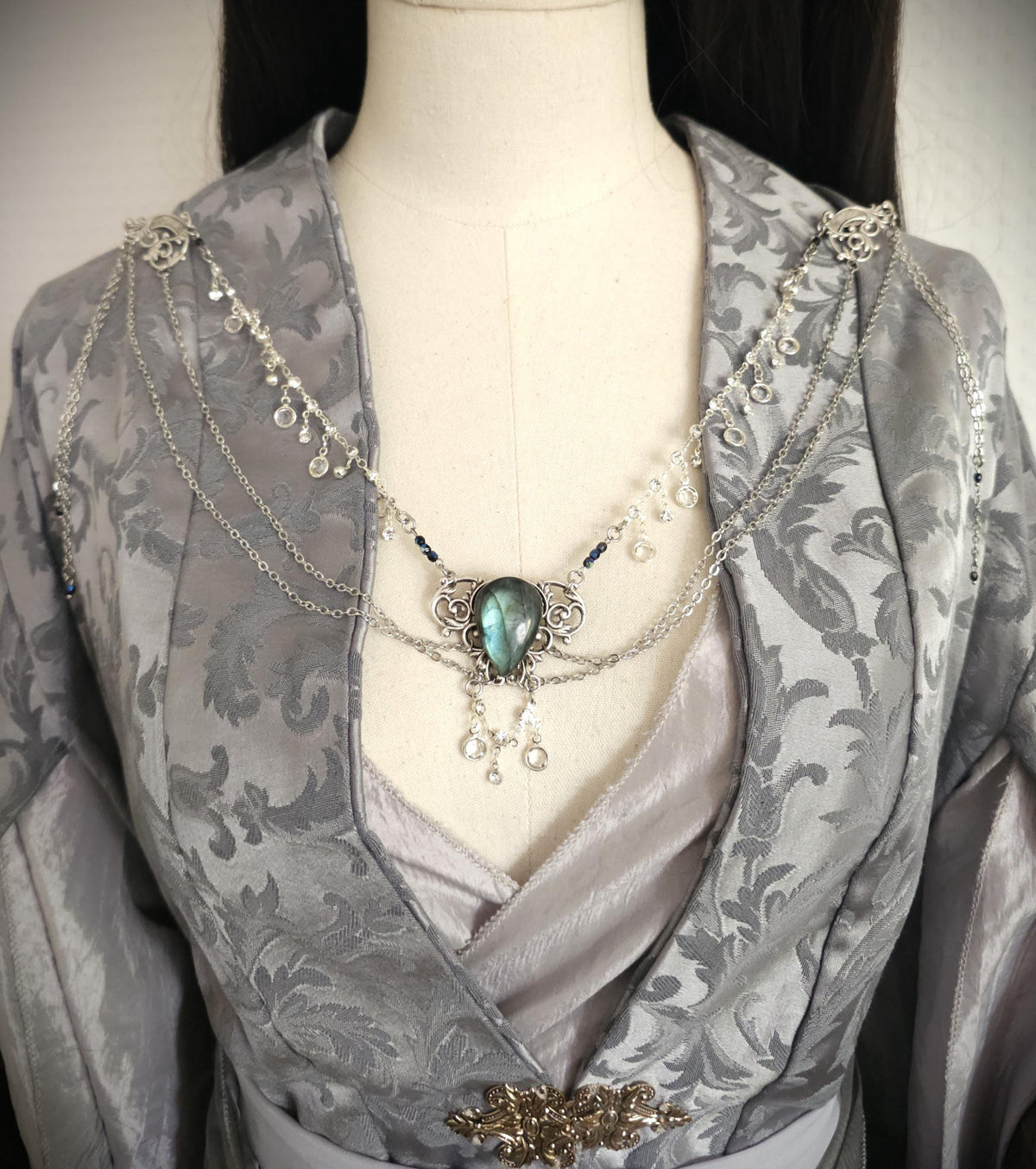 Labradorit Broschenkette ~ Fantasy Ausschnittschmuck Art Nouveau Elementen ~ Cape Chain ~ Celestial Jewelry