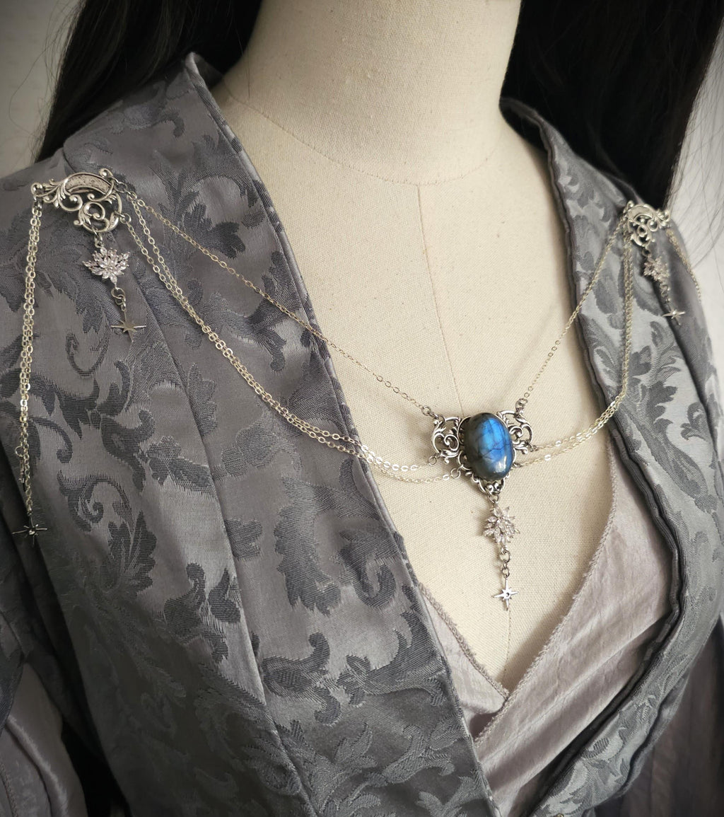 Labradorit Broschenkette ~ Fantasy Ausschnittschmuck mit Sternen ~ Cape Chain ~ Celestial Jewelry