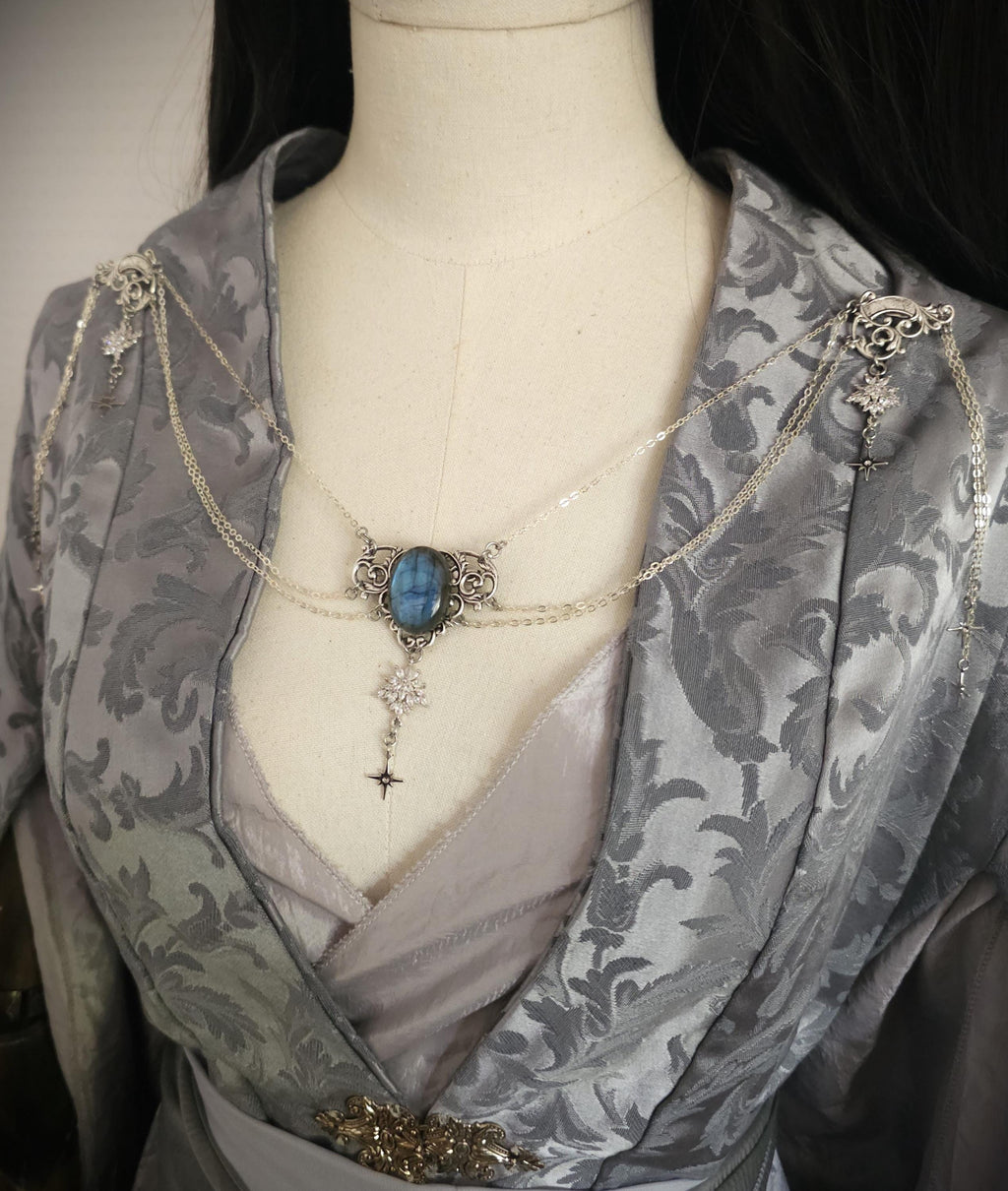 Labradorit Broschenkette ~ Fantasy Ausschnittschmuck mit Sternen ~ Cape Chain ~ Celestial Jewelry