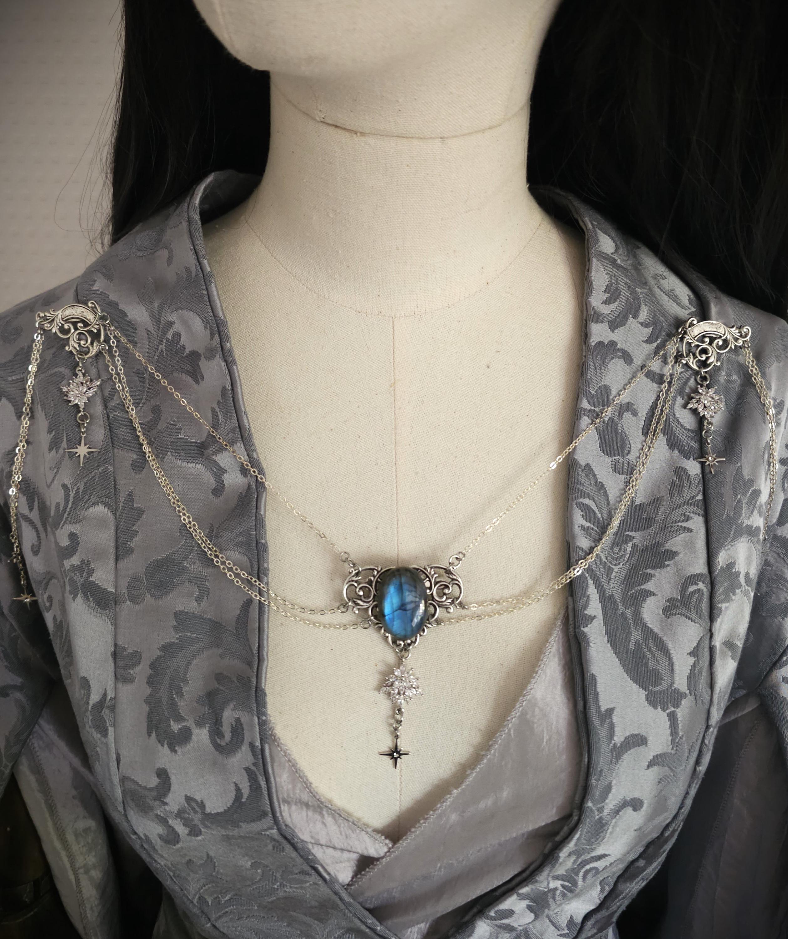 Labradorit Broschenkette ~ Fantasy Ausschnittschmuck mit Sternen ~ Cape Chain ~ Celestial Jewelry