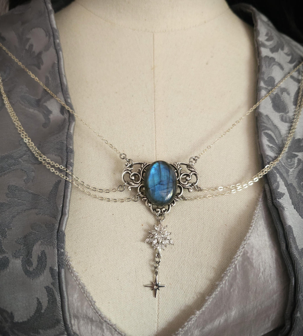 Labradorit Broschenkette ~ Fantasy Ausschnittschmuck mit Sternen ~ Cape Chain ~ Celestial Jewelry