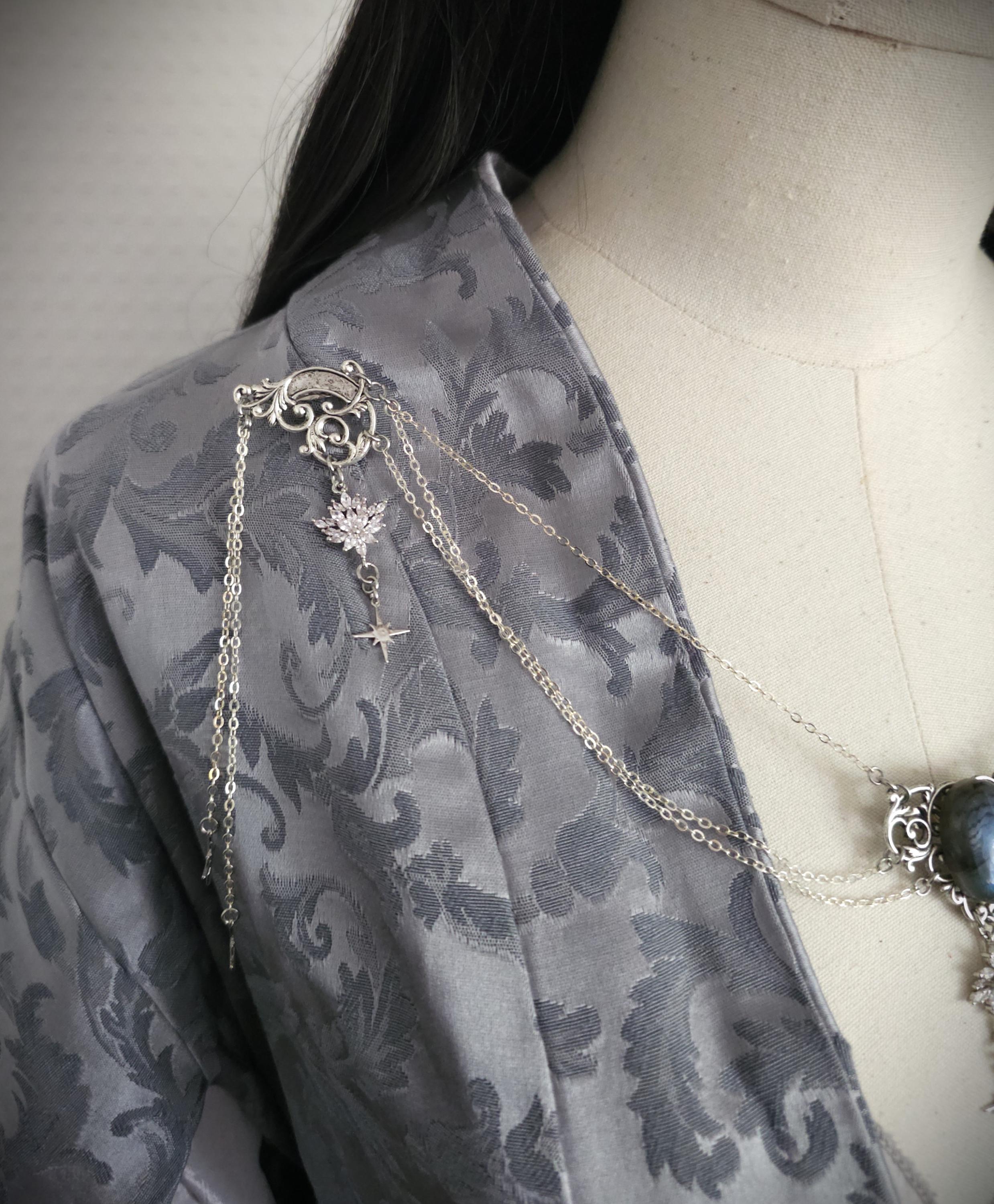 Labradorit Broschenkette ~ Fantasy Ausschnittschmuck mit Sternen ~ Cape Chain ~ Celestial Jewelry