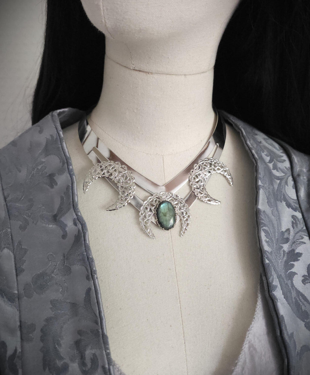 Mond Halsreif mit grünem Labradorit ~ Celestial Gothic Fantasy Schmuck