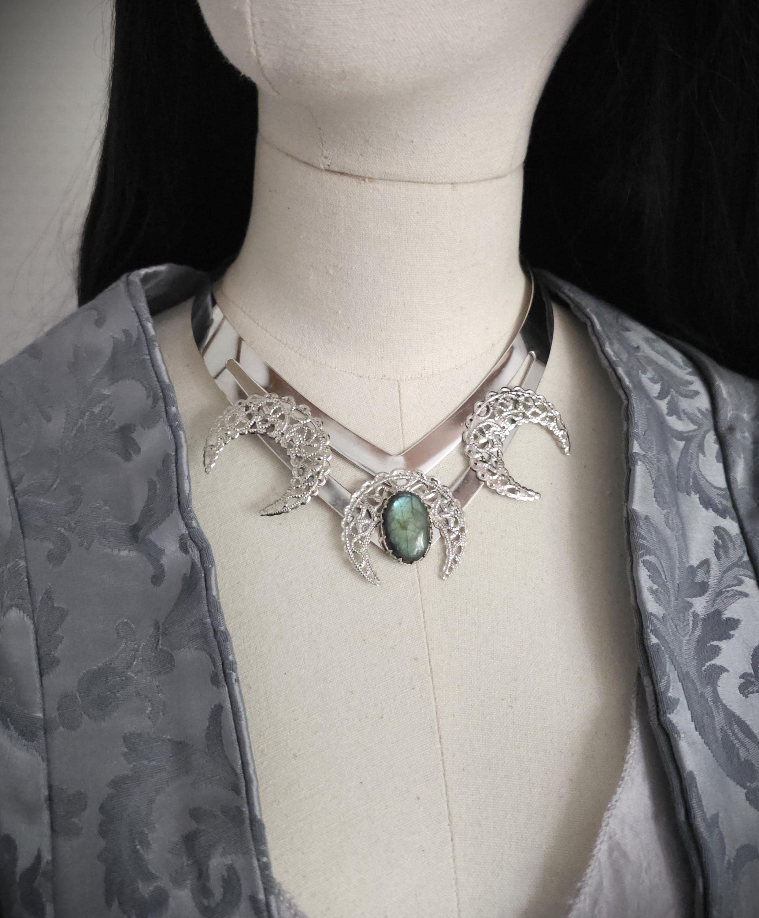 Mond Halsreif mit grünem Labradorit ~ Celestial Gothic Fantasy Schmuck