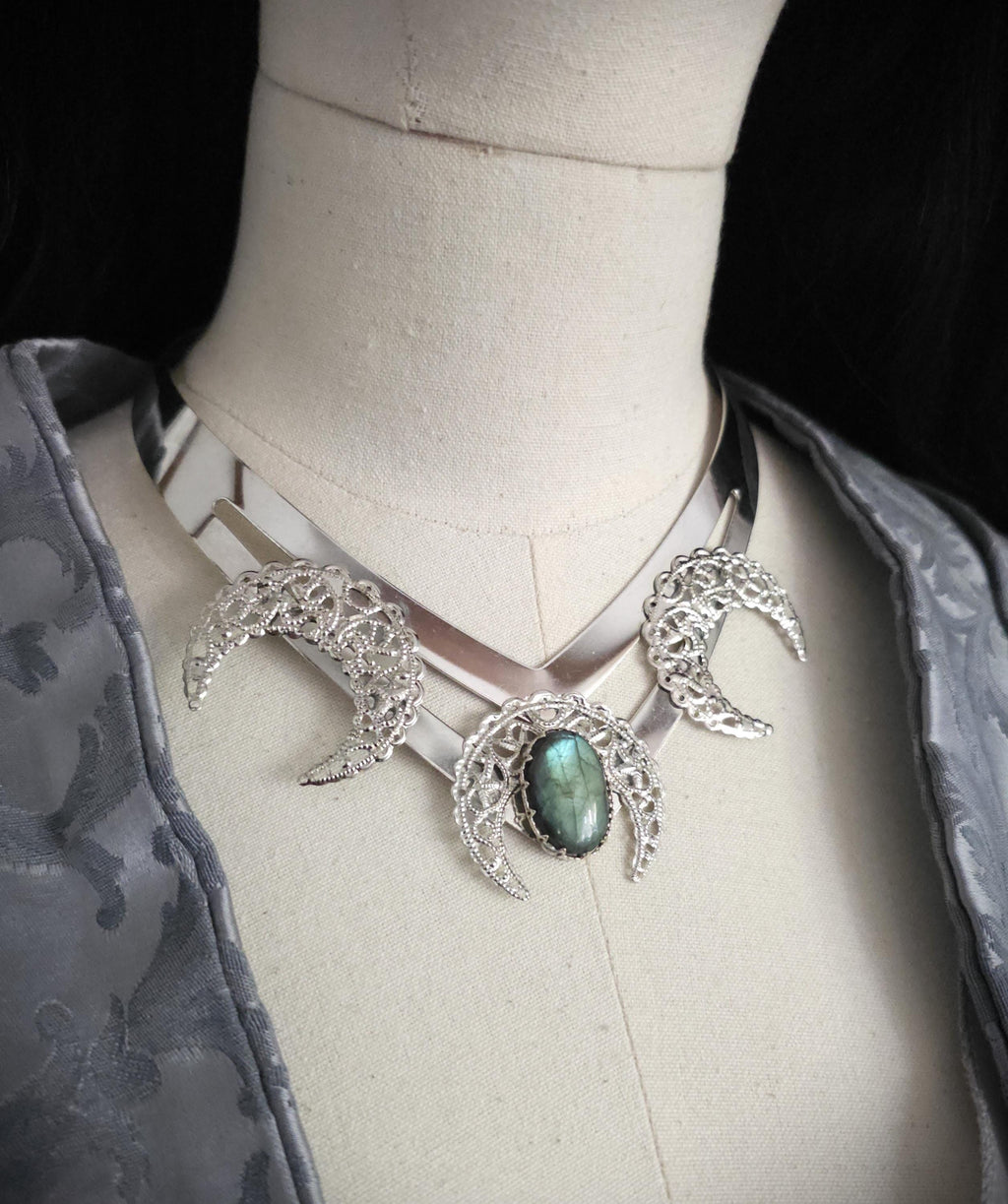 Mond Halsreif mit grünem Labradorit ~ Celestial Gothic Fantasy Schmuck