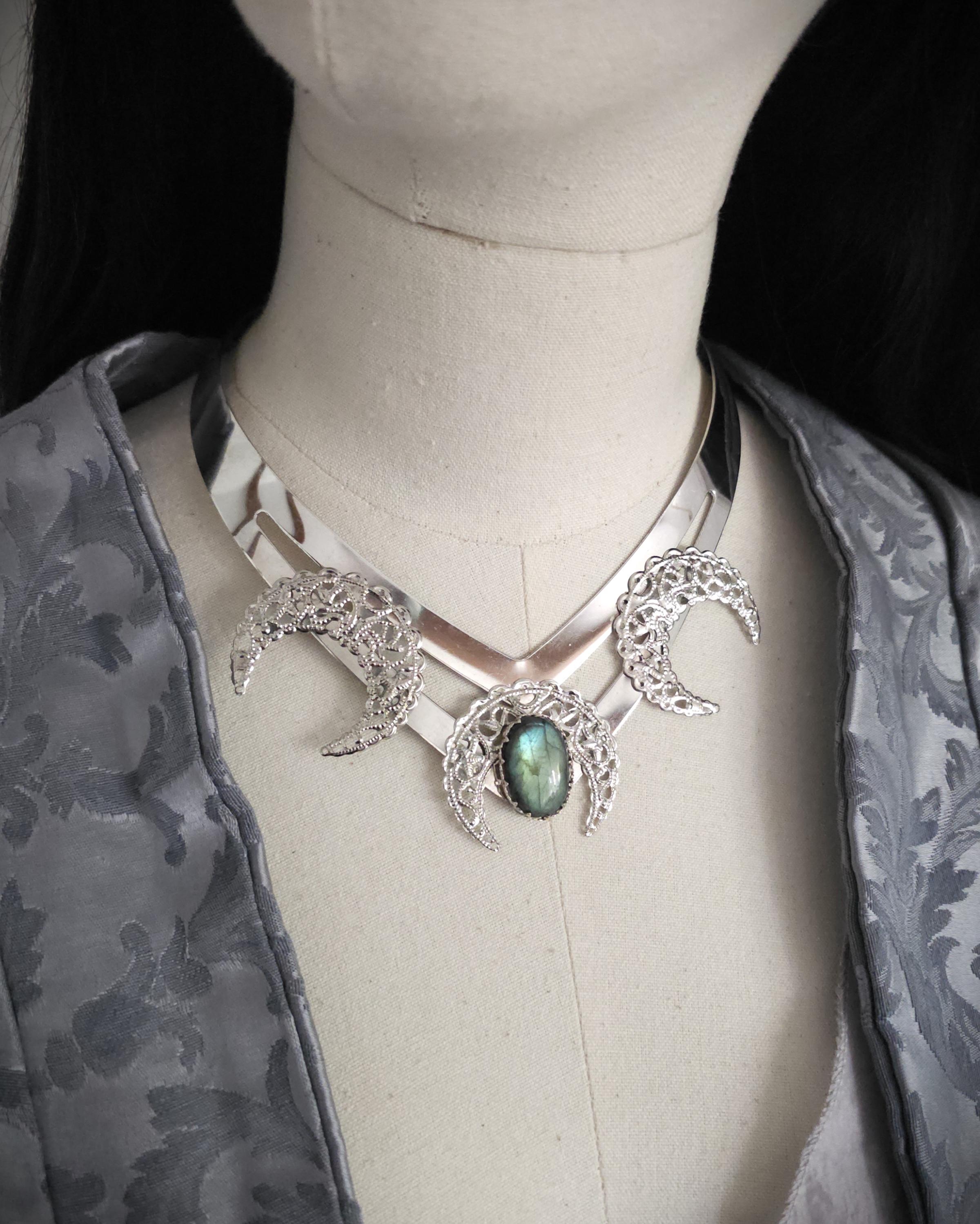 Mond Halsreif mit grünem Labradorit ~ Celestial Gothic Fantasy Schmuck