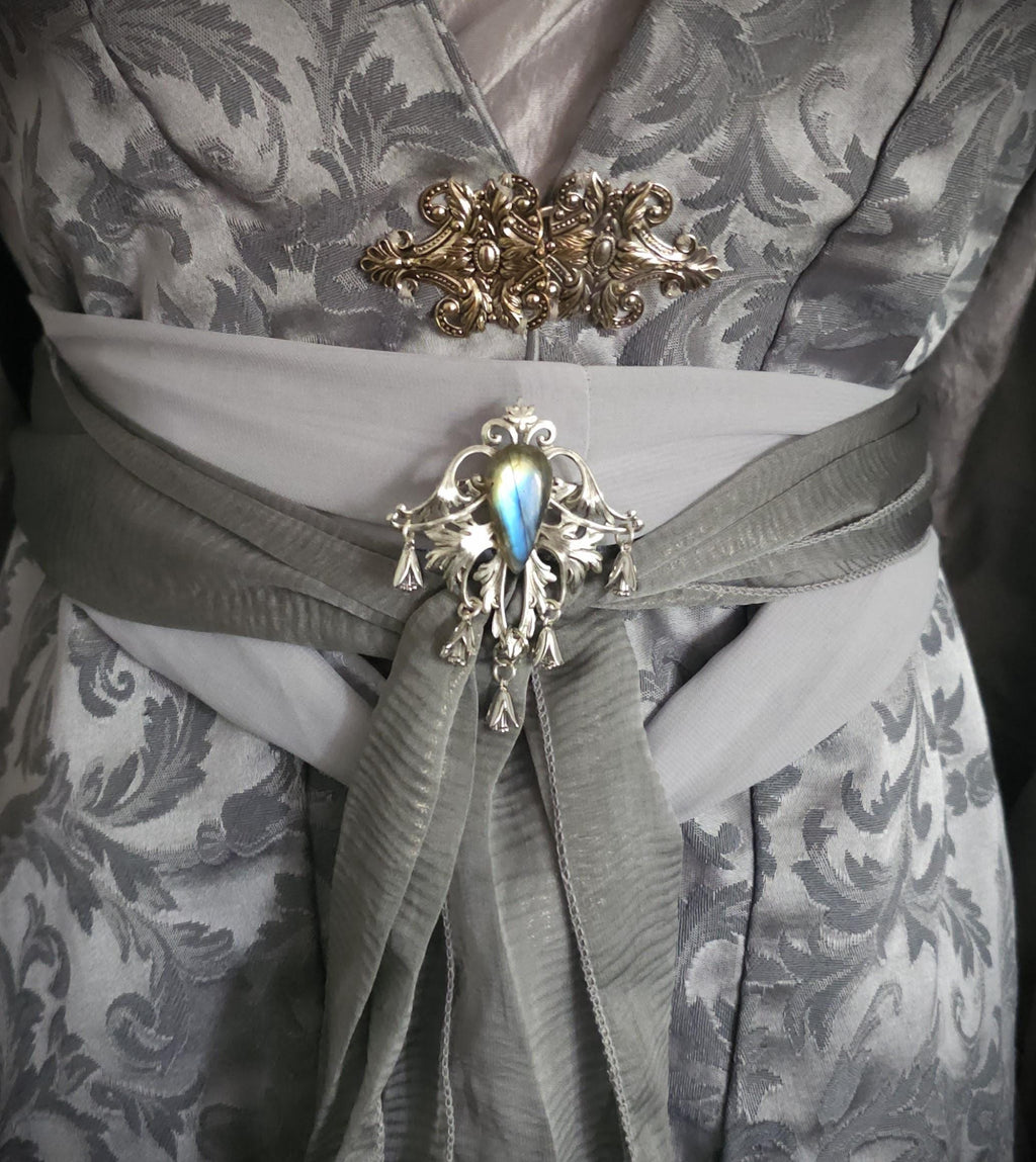 Labradorit Zierde Brosche ~ Silberne Fantasy Brosche mit blau goldenem Naturstein