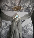 Labradorit Zierde Brosche ~ Silberne Fantasy Brosche mit blau goldenem Naturstein