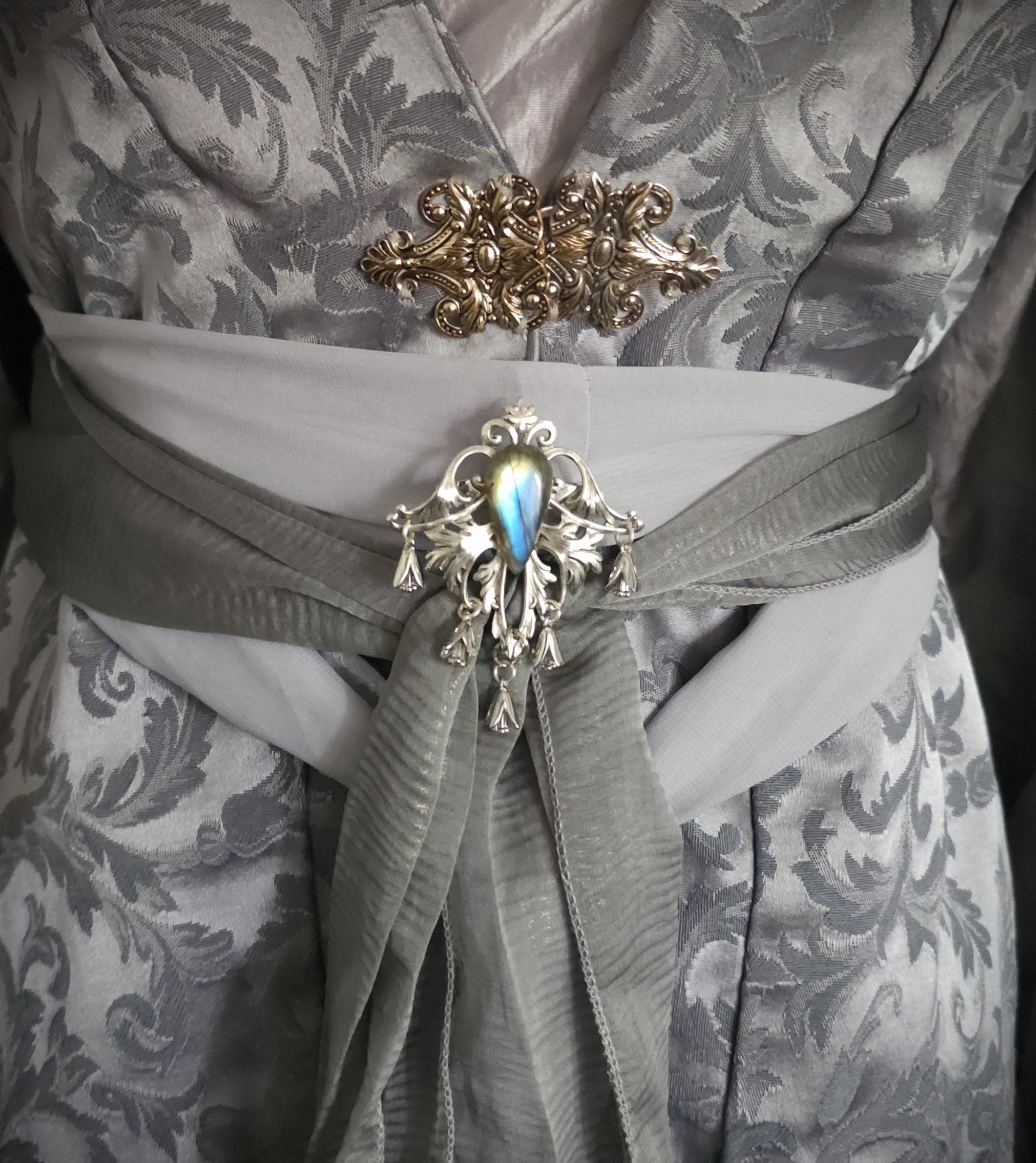 Labradorit Zierde Brosche ~ Silberne Fantasy Brosche mit blau goldenem Naturstein