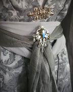 Labradorit Zierde Brosche ~ Silberne Fantasy Brosche mit blau goldenem Naturstein