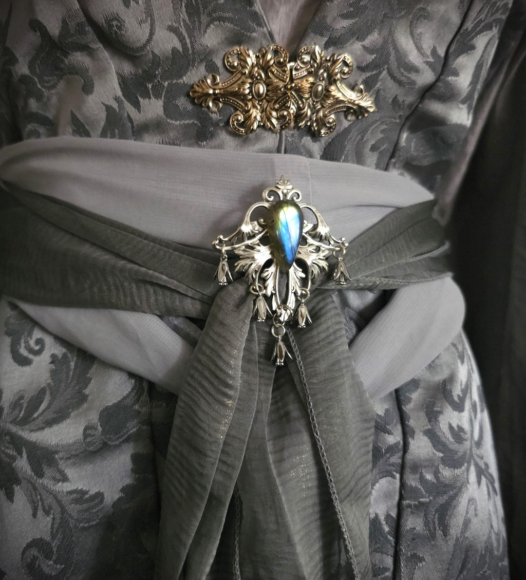 Labradorit Zierde Brosche ~ Silberne Fantasy Brosche mit blau goldenem Naturstein