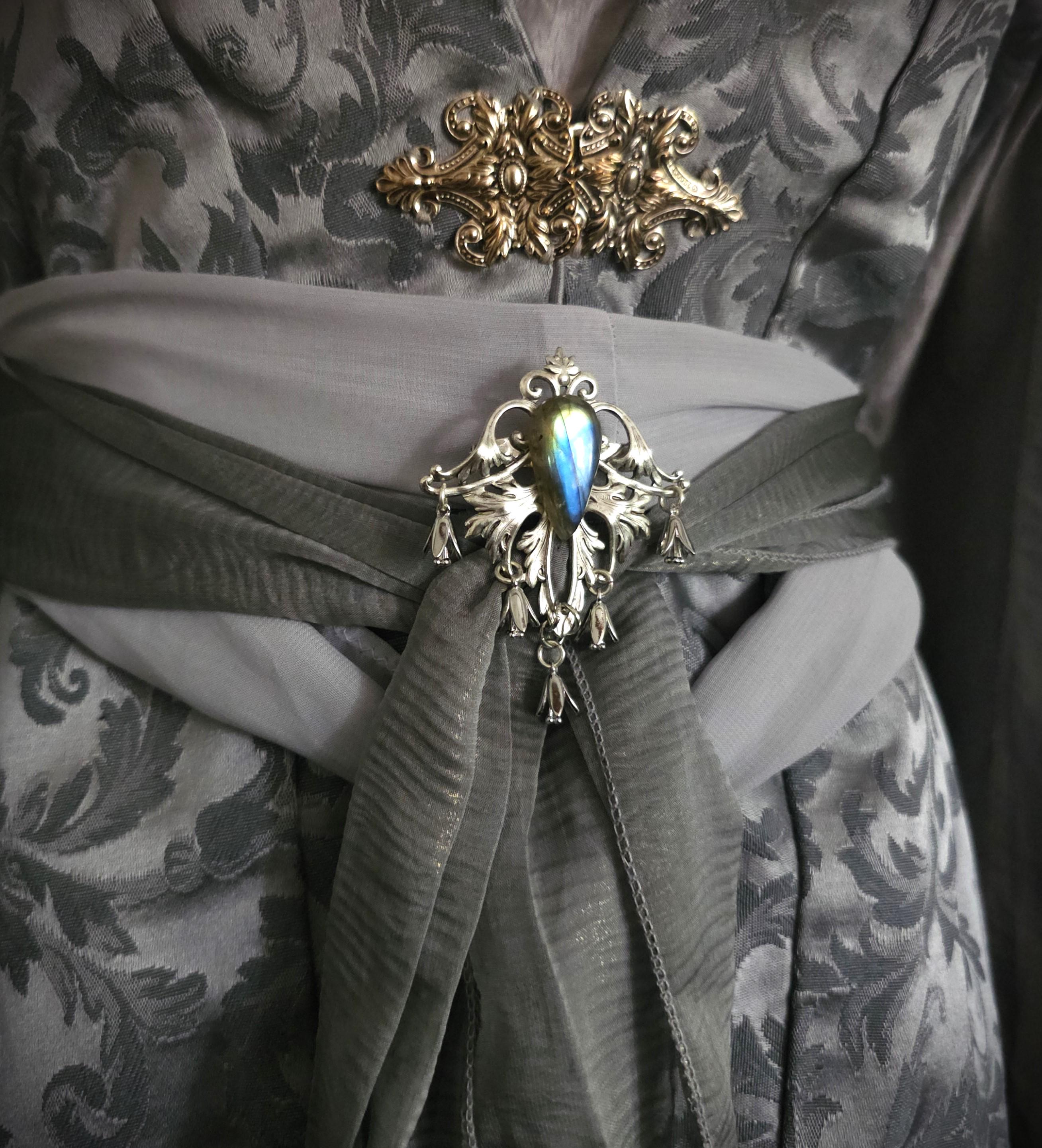 Labradorit Zierde Brosche ~ Silberne Fantasy Brosche mit blau goldenem Naturstein