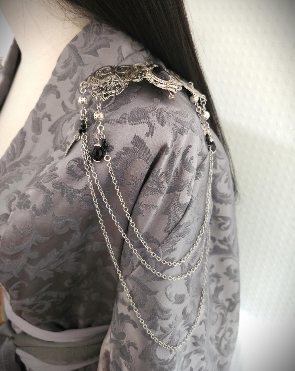 Schulterbroschen mit Blaufluss ~ Gothic Fantasy Schulterschmuck ~ Kostüm- und Braut Accessoire