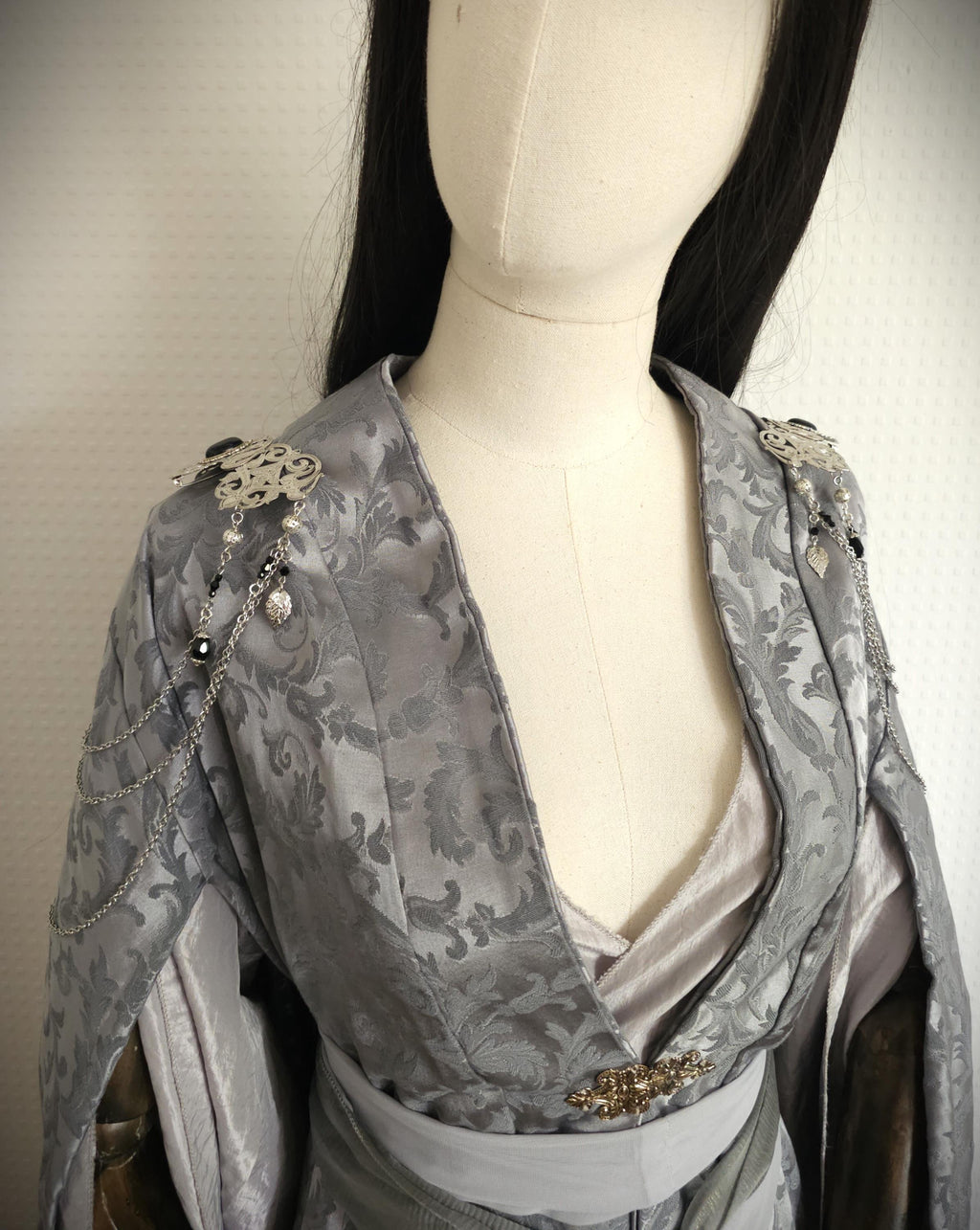 Schulterbroschen mit Blaufluss ~ Gothic Fantasy Schulterschmuck ~ Kostüm- und Braut Accessoire