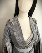 Schulterbroschen mit Blaufluss ~ Gothic Fantasy Schulterschmuck ~ Kostüm- und Braut Accessoire