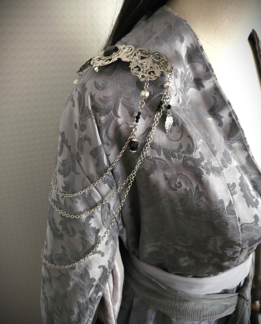 Schulterbroschen mit Blaufluss ~ Gothic Fantasy Schulterschmuck ~ Kostüm- und Braut Accessoire