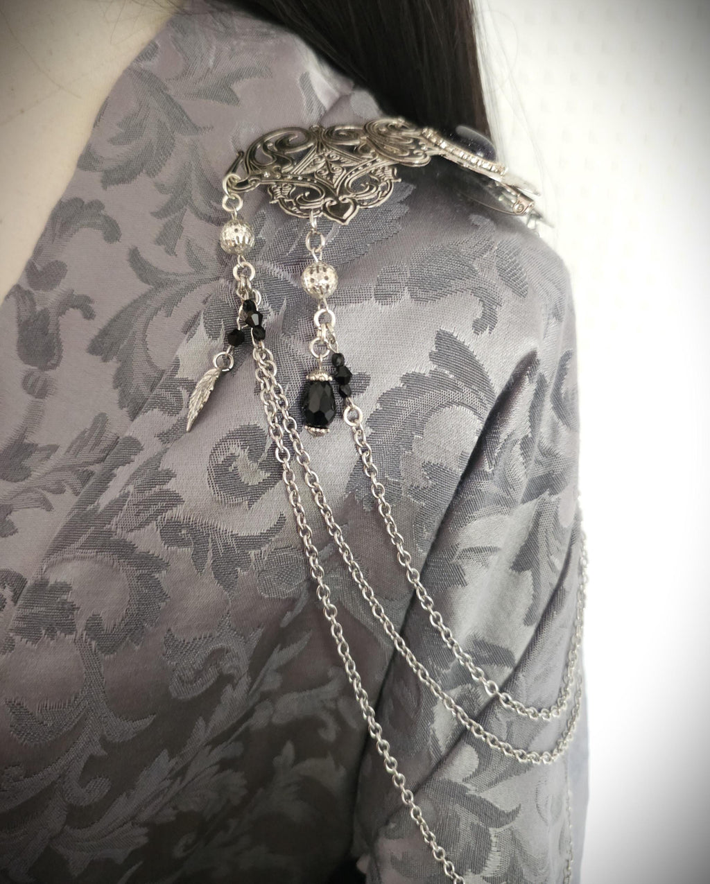 Schulterbroschen mit Blaufluss ~ Gothic Fantasy Schulterschmuck ~ Kostüm- und Braut Accessoire