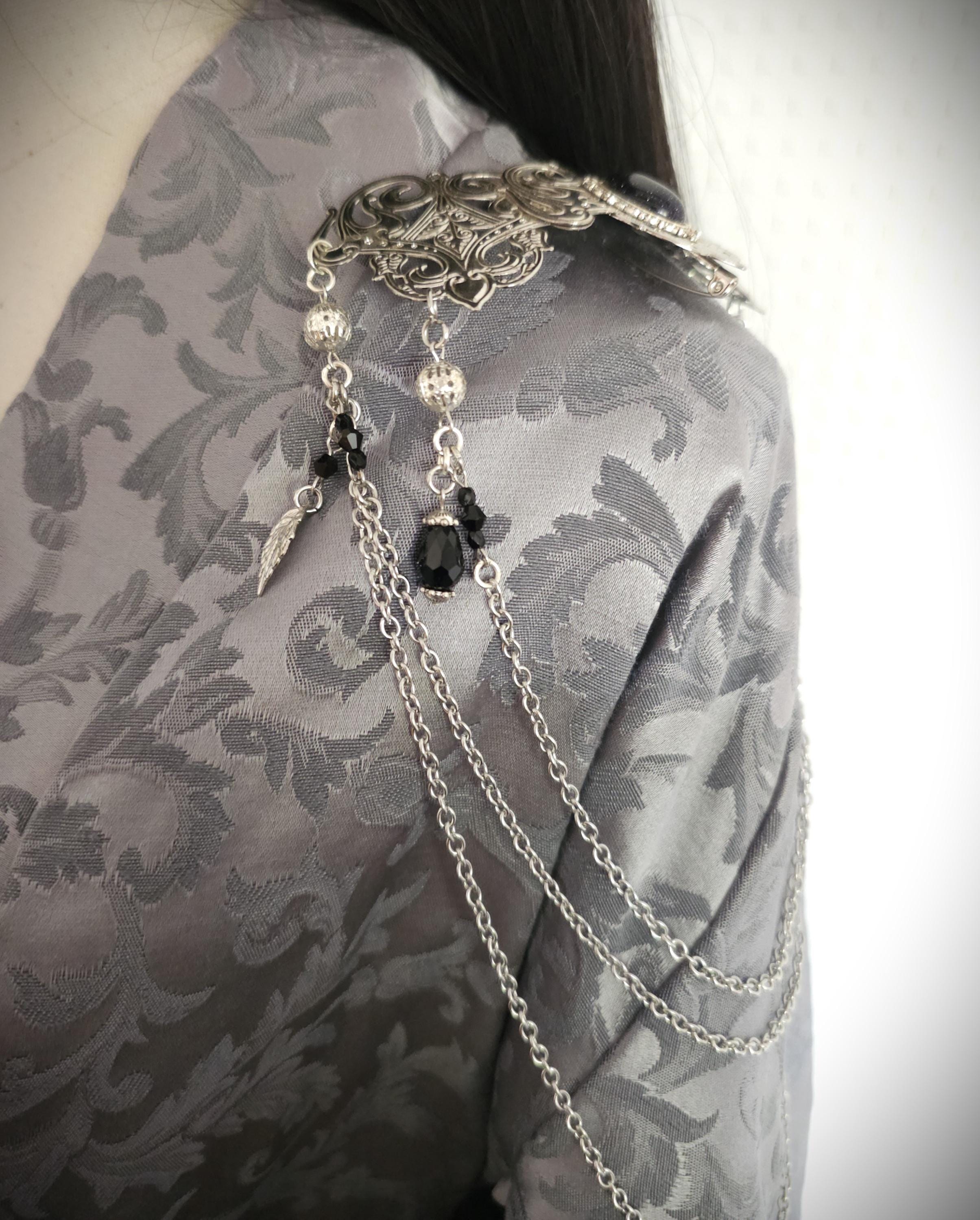 Schulterbroschen mit Blaufluss ~ Gothic Fantasy Schulterschmuck ~ Kostüm- und Braut Accessoire