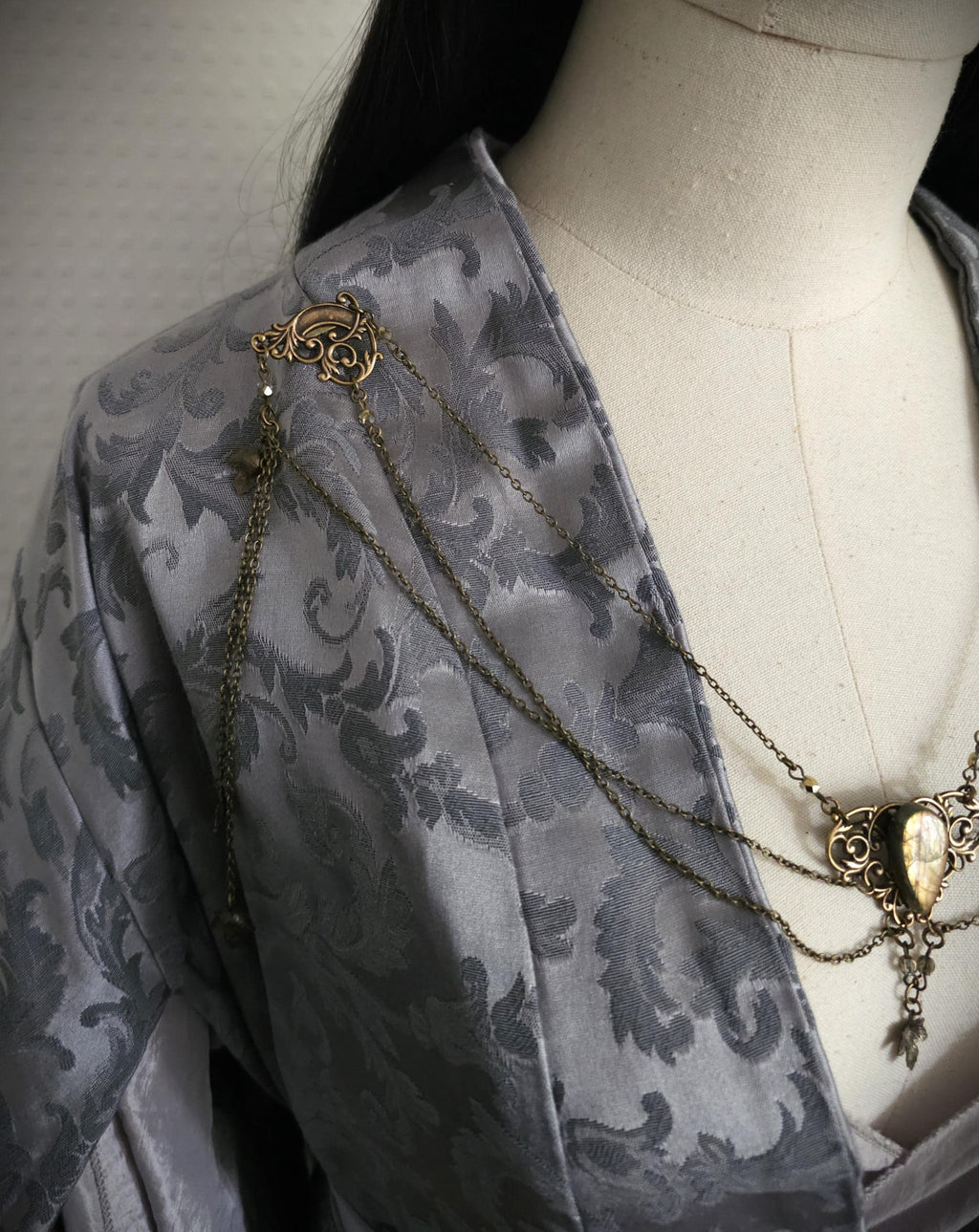 Labradorit Broschenkette ~ Fantasy Ausschnittschmuck mit Blättern ~ Cape Chain Bronze