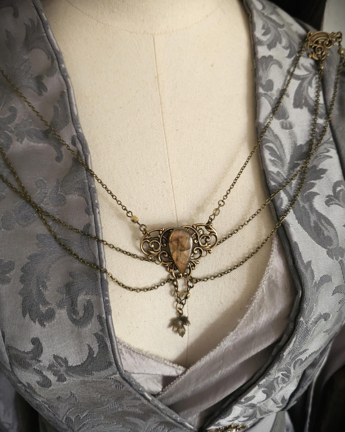 Labradorit Broschenkette ~ Fantasy Ausschnittschmuck mit Blättern ~ Cape Chain Bronze