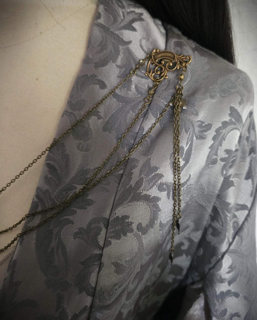 Labradorit Broschenkette ~ Fantasy Ausschnittschmuck mit Blättern ~ Cape Chain Bronze