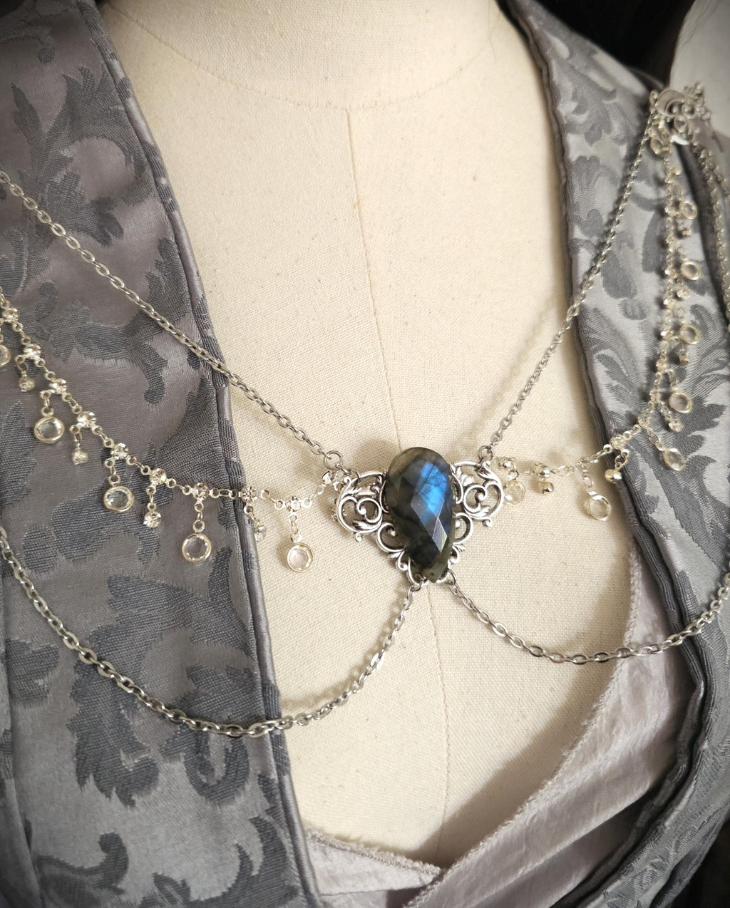 Labradorit Broschenkette ~ Fantasy Ausschnittschmuck mit Kristallen ~ Cape Chain ~ Celestial Jewelry