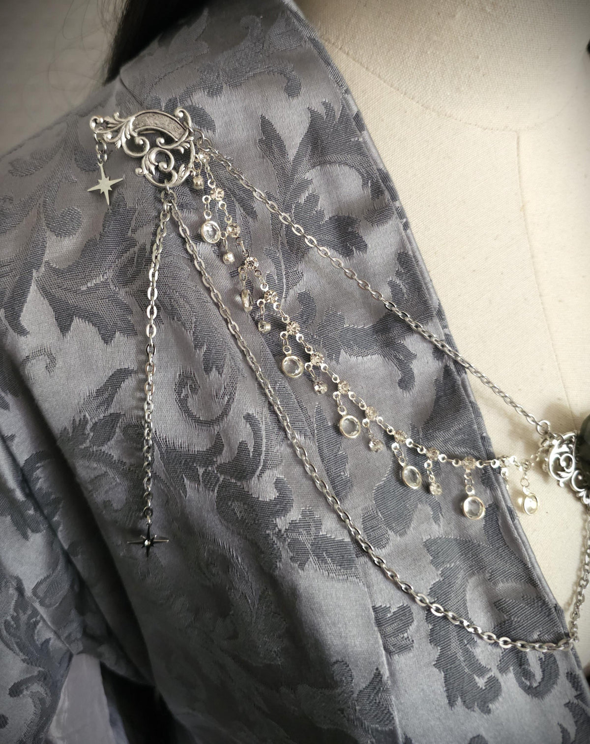 Labradorit Broschenkette ~ Fantasy Ausschnittschmuck mit Kristallen ~ Cape Chain ~ Celestial Jewelry