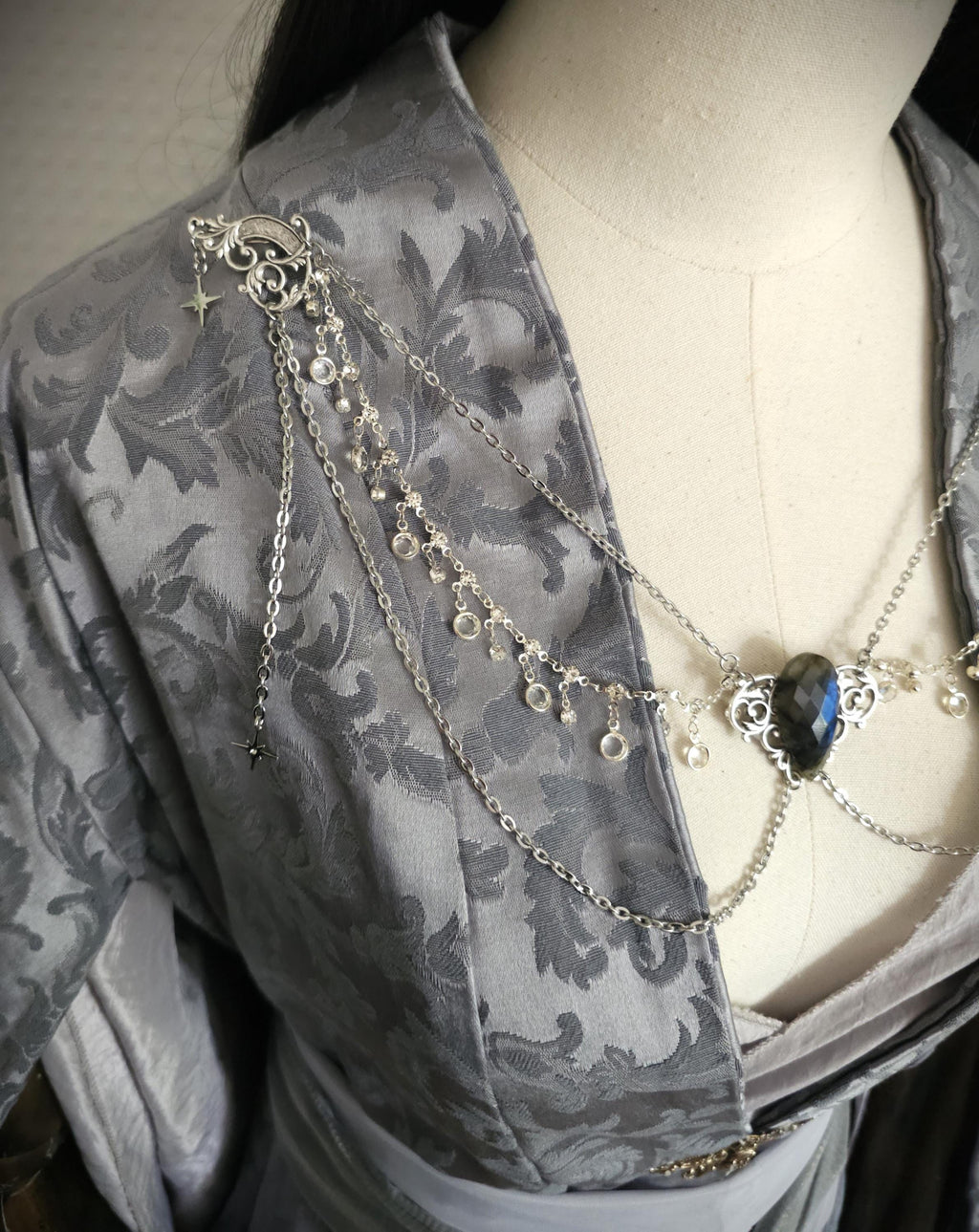 Labradorit Broschenkette ~ Fantasy Ausschnittschmuck mit Kristallen ~ Cape Chain ~ Celestial Jewelry