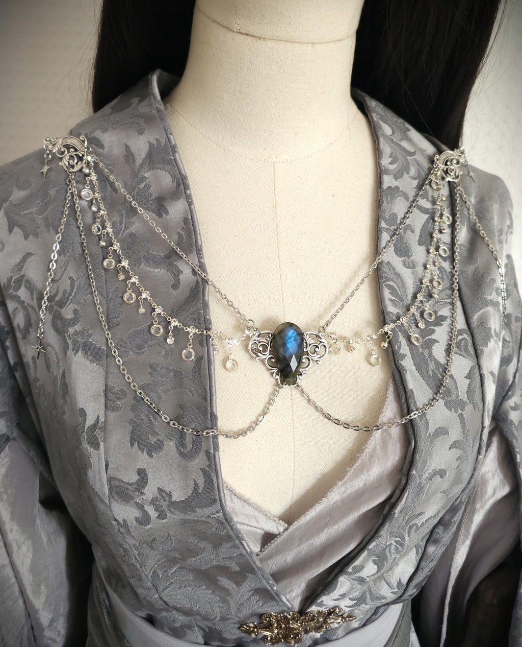 Labradorit Broschenkette ~ Fantasy Ausschnittschmuck mit Kristallen ~ Cape Chain ~ Celestial Jewelry