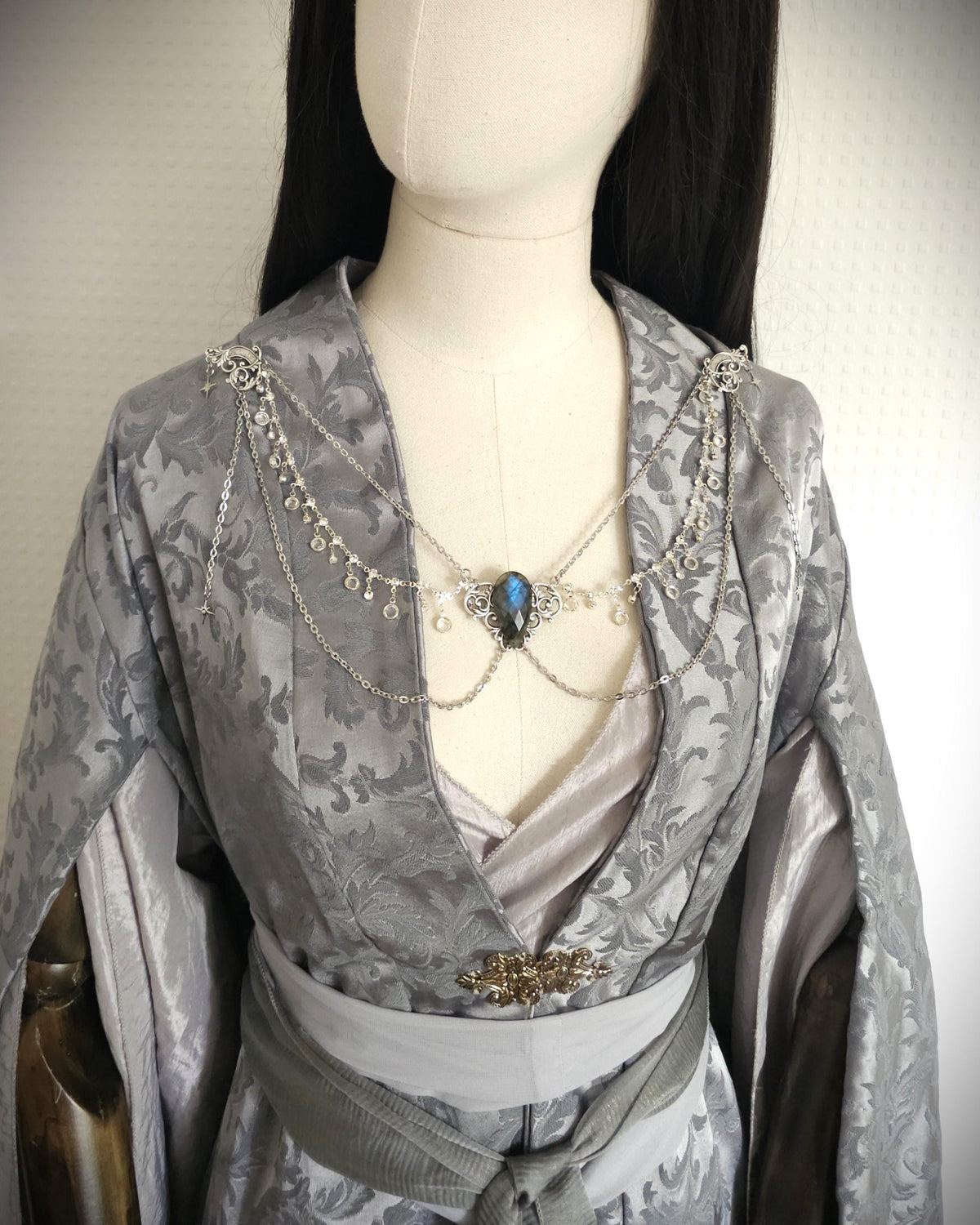 Labradorit Broschenkette ~ Fantasy Ausschnittschmuck mit Kristallen ~ Cape Chain ~ Celestial Jewelry