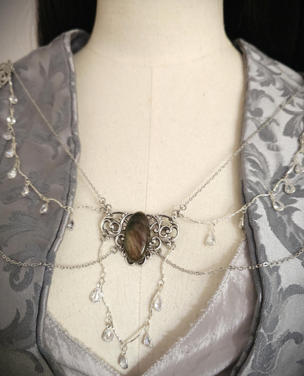 Labradorit Broschenkette ~ Fantasy Ausschnittschmuck mit Kristallketten~ Cape Chain ~