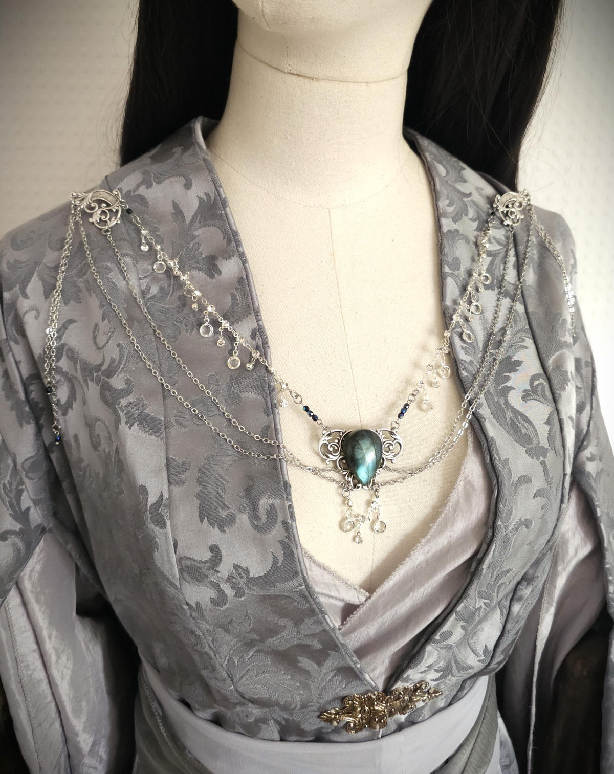 Labradorit Broschenkette ~ Fantasy Ausschnittschmuck Art Nouveau Elementen ~ Cape Chain ~ Celestial Jewelry
