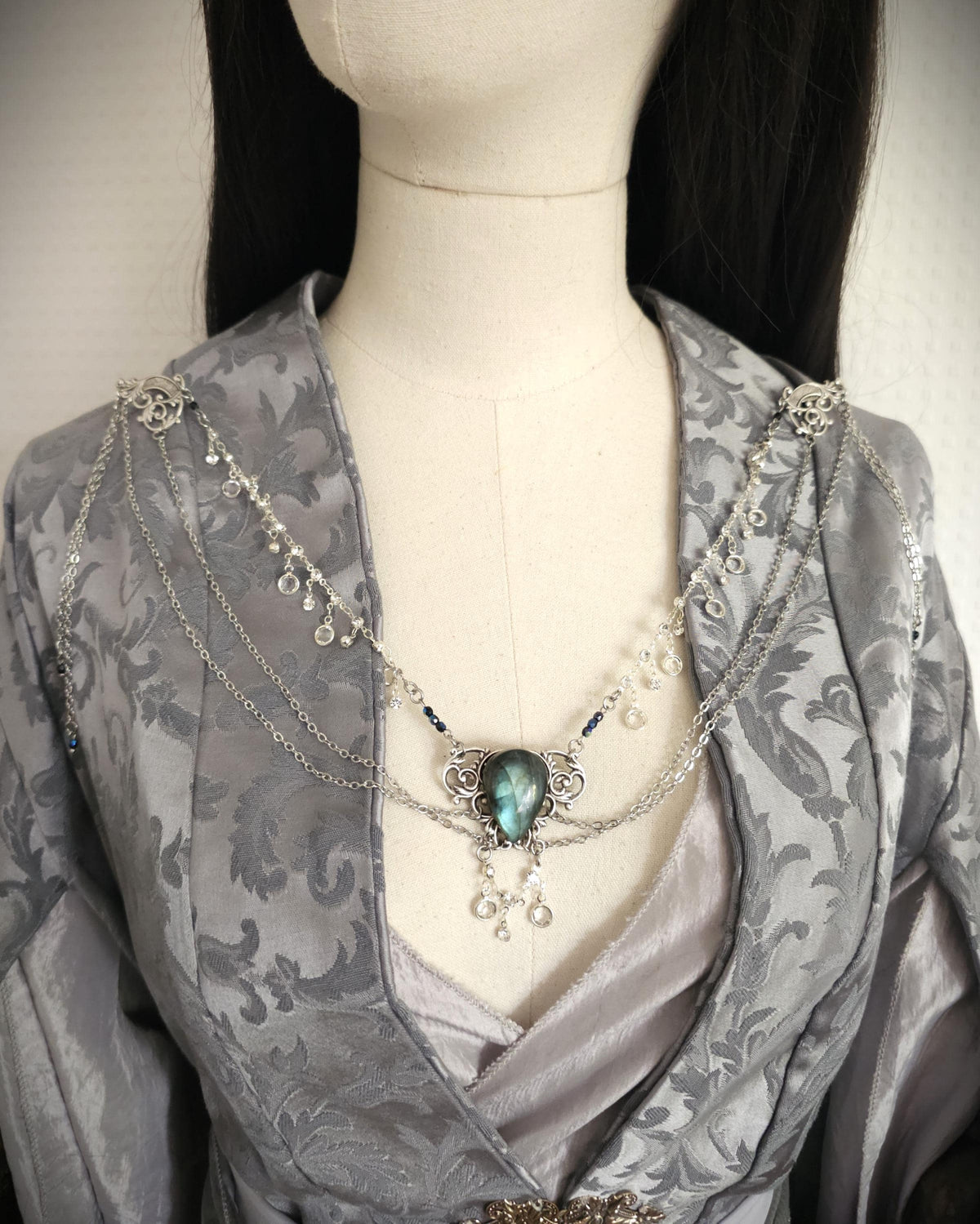 Labradorit Broschenkette ~ Fantasy Ausschnittschmuck Art Nouveau Elementen ~ Cape Chain ~ Celestial Jewelry