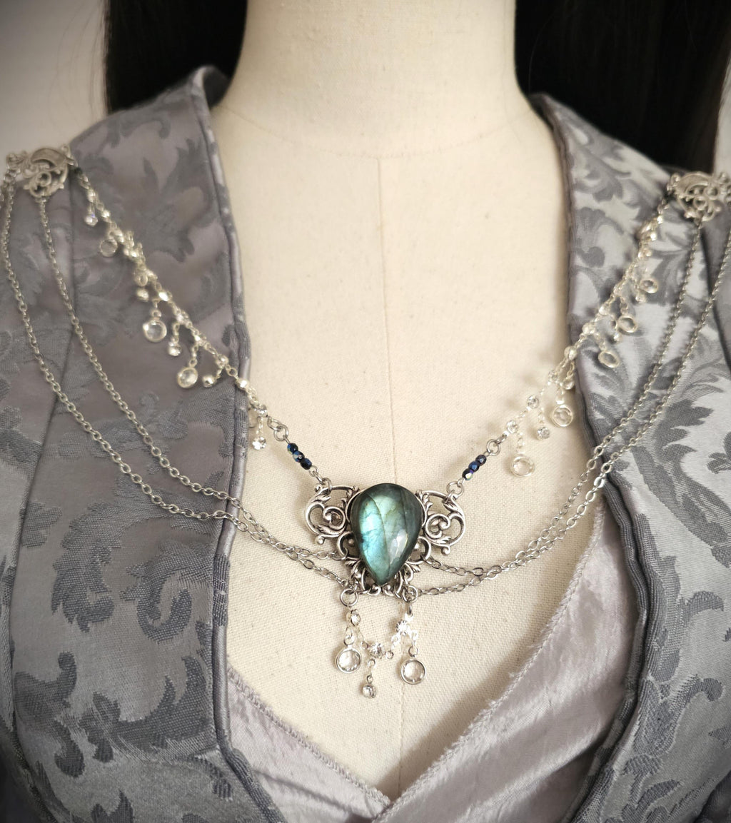 Labradorit Broschenkette ~ Fantasy Ausschnittschmuck Art Nouveau Elementen ~ Cape Chain ~ Celestial Jewelry