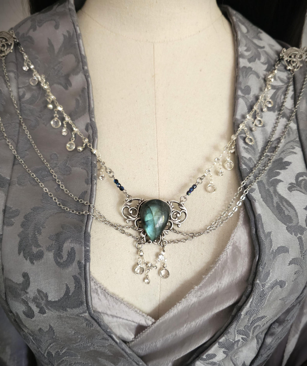 Labradorit Broschenkette ~ Fantasy Ausschnittschmuck Art Nouveau Elementen ~ Cape Chain ~ Celestial Jewelry