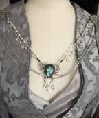 Labradorit Broschenkette ~ Fantasy Ausschnittschmuck Art Nouveau Elementen ~ Cape Chain ~ Celestial Jewelry