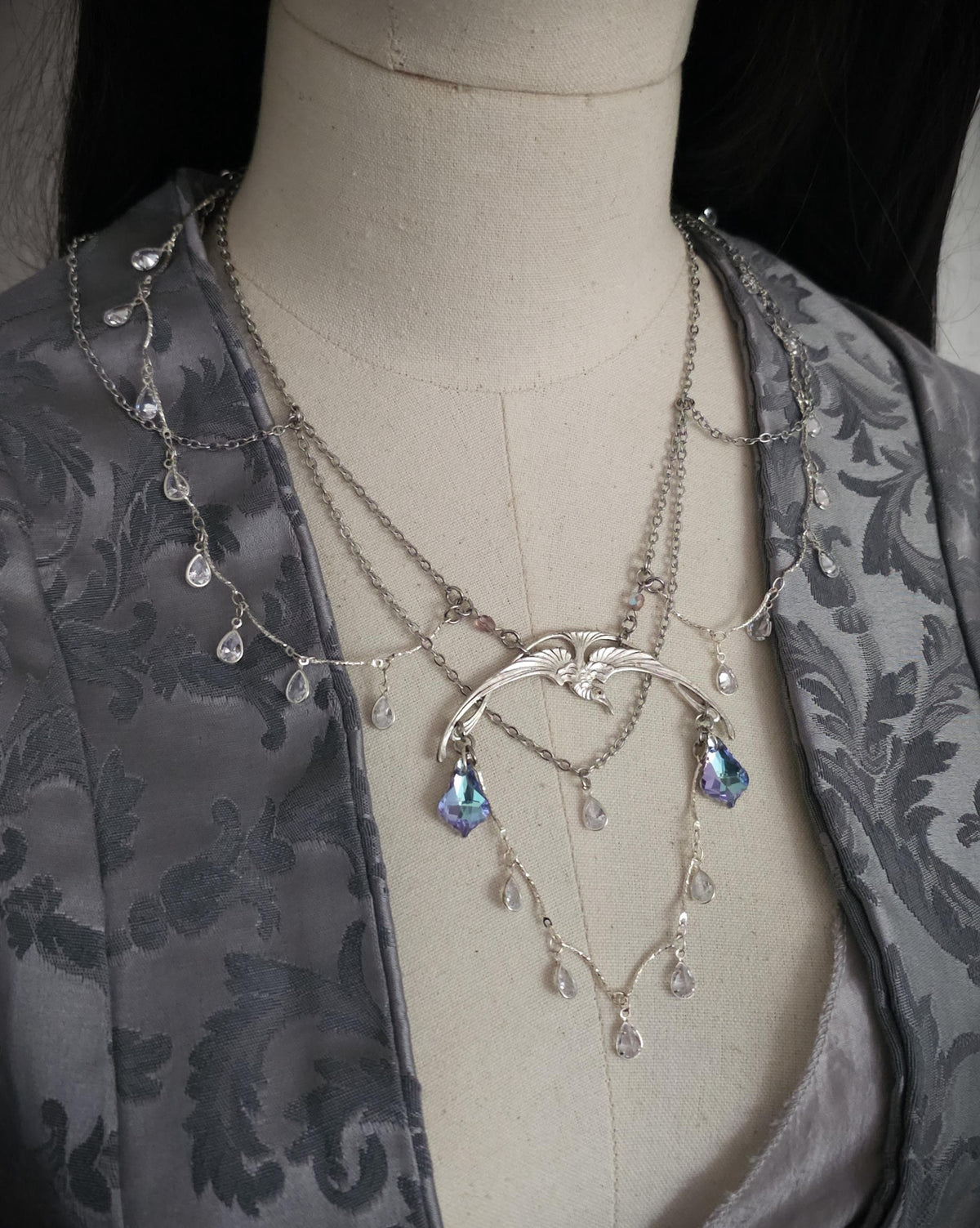 Halskette mit Swarovski Kristallen ~ Schmuck im Art Nouveau Stil ~ Gothic Accessoire ~ Größenverstellbar