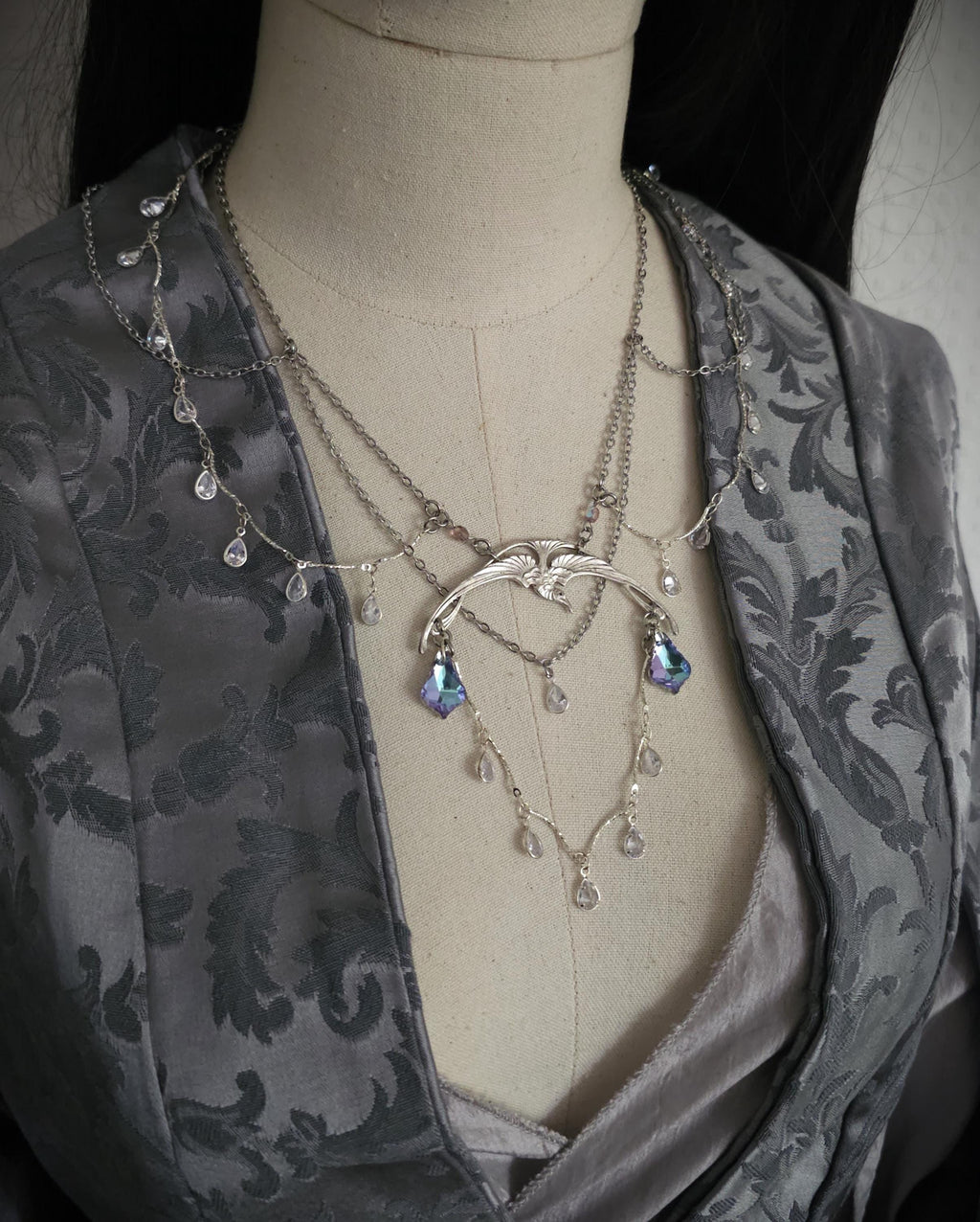 Halskette mit Swarovski Kristallen ~ Schmuck im Art Nouveau Stil ~ Gothic Accessoire ~ Größenverstellbar