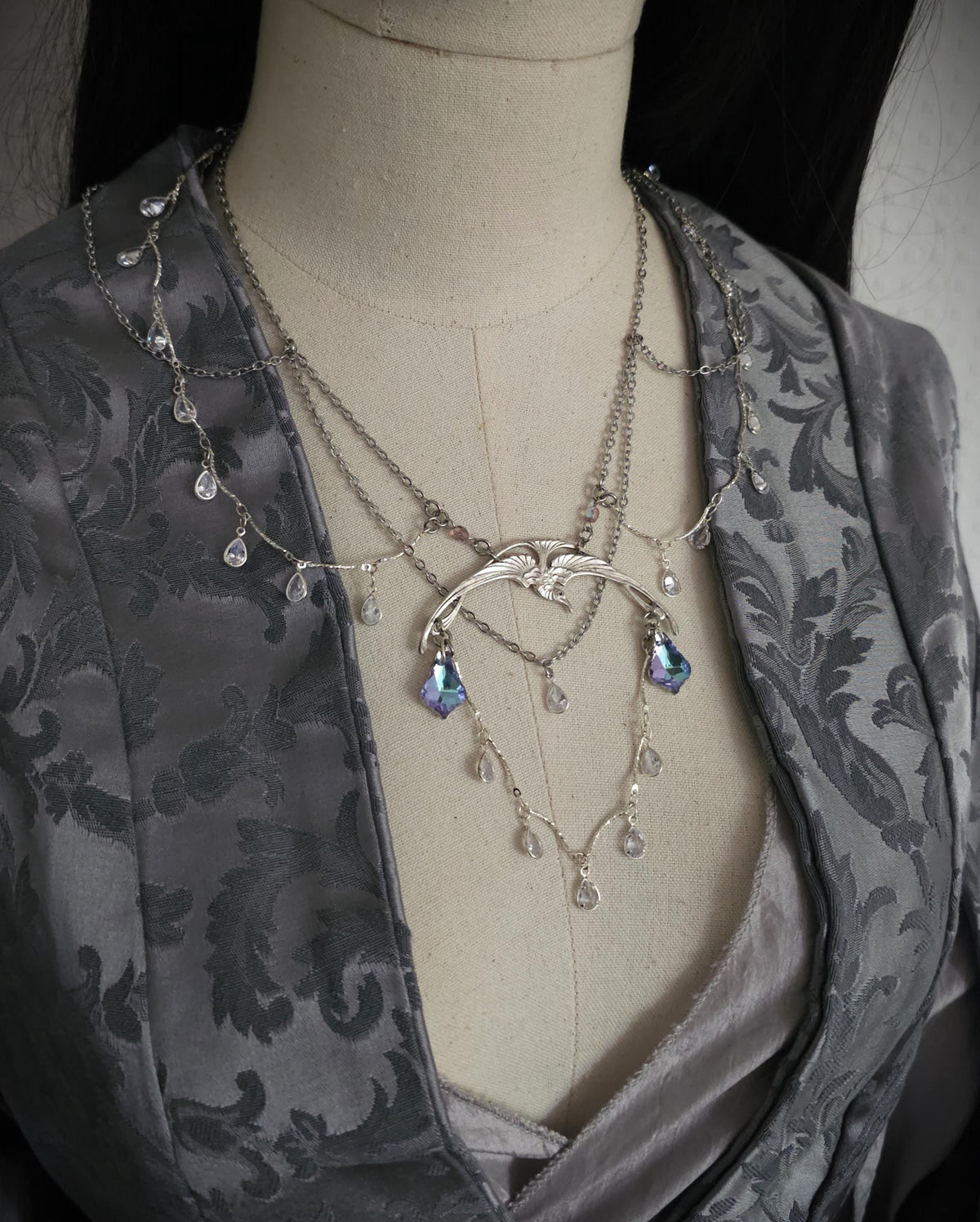Halskette mit Swarovski Kristallen ~ Schmuck im Art Nouveau Stil ~ Gothic Accessoire ~ Größenverstellbar